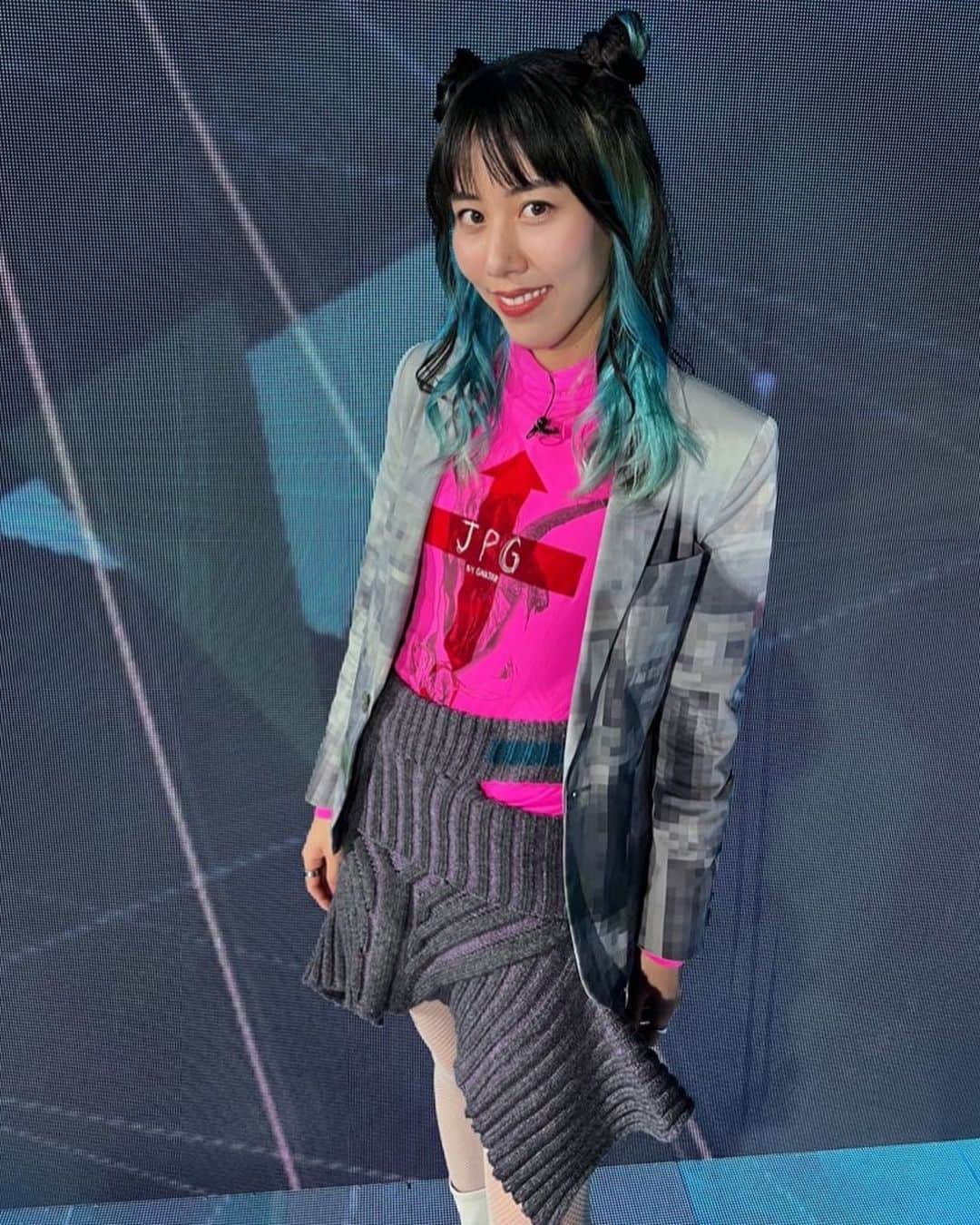 草野絵美のインスタグラム：「今夜SENSORS出演します。 I’ll be on TV show “SENSORS” tonight ! My JPEG ootd 🫡  なんと、テクノロジーについて語る 日テレの SENSORS が カムバックして新シリーズが始まるそうで💖ゲストとして出演します🫢NFTをテーマにしたコーデをしてみました。   「SENSORS」 4/20（木）深夜25:29～ 日本テレビ　関東ローカル  実は5年ほど前、 落合陽一さんと齋藤精一さんとMCをさせていただいた番組なので感慨深いです🫠🫶 #SENSORSTV #NTV #日本テレビ」