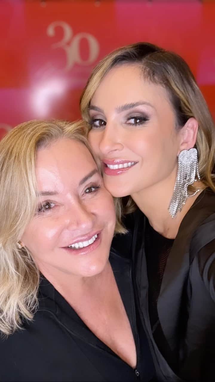 Claudia Leitteのインスタグラム：「Minha mãe é minha fã número 1 e eu posso provar! 😂Ela se amarrou no show de celebração dos 30 anos do Grupo Morena Rosa e eu também. Foi massa!  Parabéns pela história de sucesso e que venha muito mais!」