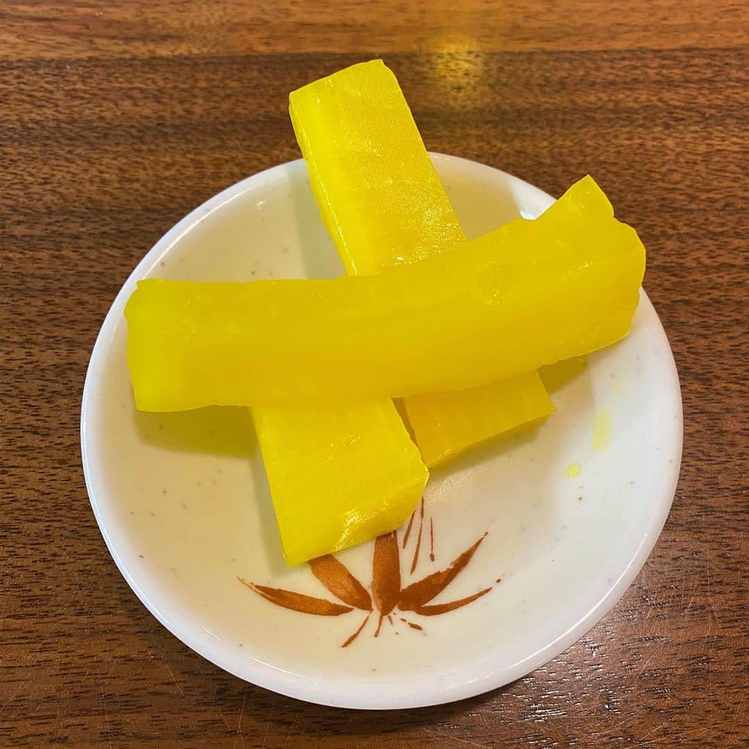 のインスタグラム：「本日のでぶ活。  またたくあん登場です。  さぁ、これでどこのお店かわかる人いるかな？  わかったあなたは、かなりのラーメン通！  1枚目から順番に見ていって、何枚目でわかったかチャレンジしてみてください😂  ハッシュタグでお店載せてるので、スクロールは気をつけて！！！  久しぶりの訪問でしたが  たくあん、チャーハン、ラーメンどれも カバッチグー！👍 でした！  あぁ、痩せたい！  #本日のでぶ活 #でぶ活 #関西グルメ #大阪グルメ #兵庫グルメ #グルメ #ランチ #ラーメン #神戸ラーメン #神戸ラーメン第一旭 #神戸ラーメン第一旭三宮本店 #第一旭 #Bラーメン+チャーハン #醤油チャーシューメン #醤油の王道 #すぐ胃に馴染む #胃が受け入れるスピードはやい #チャーハンしっとり #旨味逃さずのチャーハン #チャーハン食ってラースーで流す #完璧な流れ #たくあん長い #たまたまか #いや他も長いの多い #結果たくあん長い #チャーハン→ラースー→たくあん長いをパリポリ→ラースー #より完璧な流れ #カバッチグー #ご馳走様でした #あぁ、痩せたい」