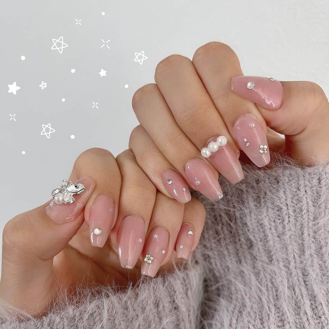 のインスタグラム：「*** New Nail …♡ * セルフネイル飽きずに頑張ってる🫶🏻 * * * #newnail #newnails #nail #うるうるネイル #ちゅるんネイル #セルフジェルネイル #シンプルネイル #ブライダルネイル #キラキラネイル #ネイル #ジェルネイル #ジェルネイルデザイン #ジェルアート #ブルーネイル #ネイルデザイン #ネイルアート #個性派ネイル #ストーンネイル #パールネイル #冬ネイル #バタフライネイル #マグネットネイル #ラメネイル #ニュアンスネイル #お洒落ネイル  #ネイルカタログ #ちゅるちゅるネイル  #くすみネイル #ラメグラデーション #セルフネイル」