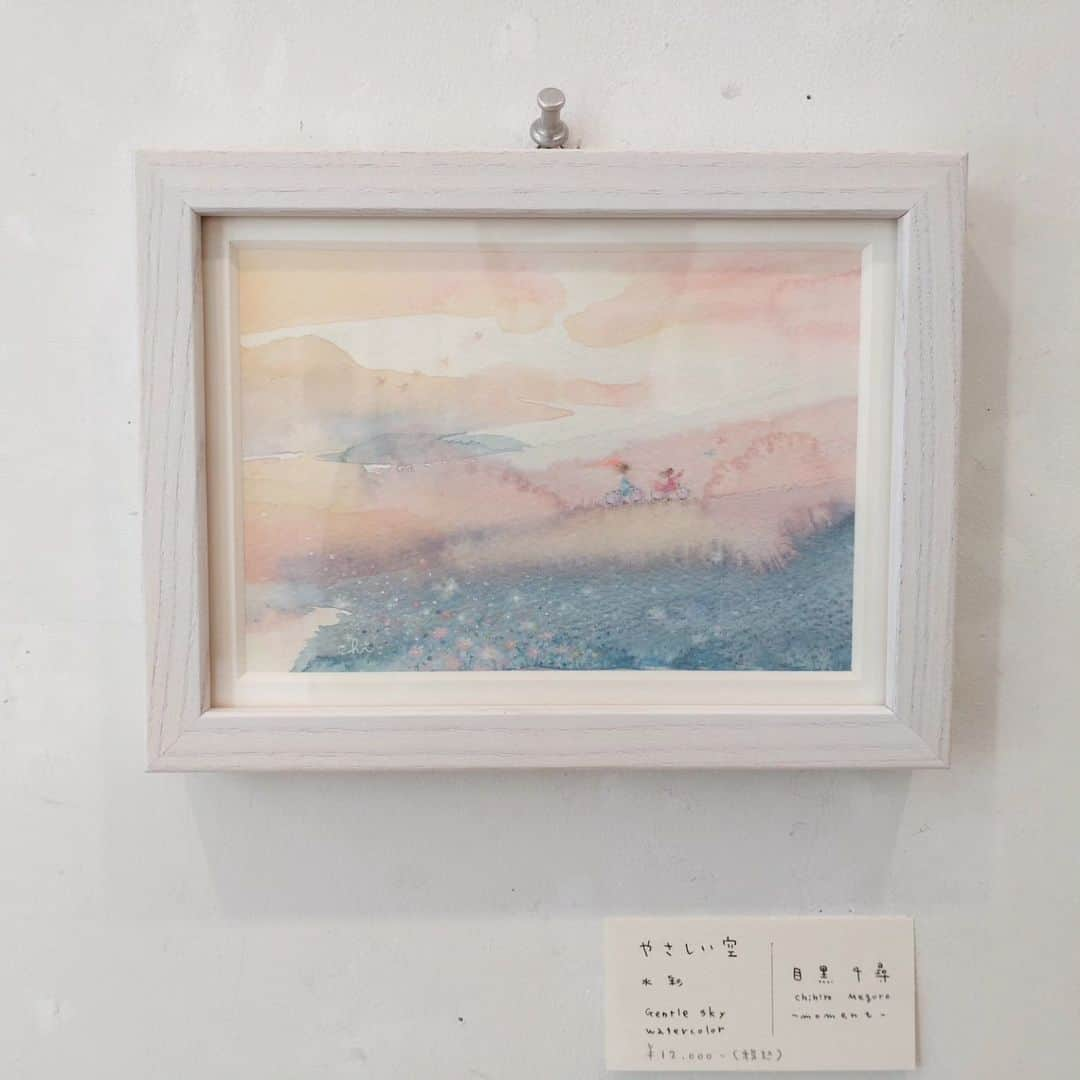 Art Mall（アートモール）さんのインスタグラム写真 - (Art Mall（アートモール）Instagram)「【２日目も盛況】  星空？雪？花？ こんな色風景も素敵ですね。  This week's exhibition. Chihiro Meguro solo exhibition 2023.4.18 tue. -4.28 fri. artist : MEGURO Chihiro <Watercolor painter> tue-sat 12pm-8pm  (sun 12pm-5pm)  目黒千尋 個展 −ツキトタイヨウ− 「今日のいろ 心のもよう」 2023年4月18日(火)～4月28日(金) 12:00～20:00（最終日は17:00まで）  #目黒千尋 #めぐろちひろ #ChihiroMeguro #水彩画 #月の絵 #風景画 #郷愁を誘う絵 #空の絵 #夕日の絵 #滲み絵 #アートのある暮らし #アート購入 #インテリアアート #現代アート #日本橋 #三越前 #アートモール #artmall #アートショップ #artshop https://www.artmall.tokyo/」4月20日 11時16分 - artmall_tokyo