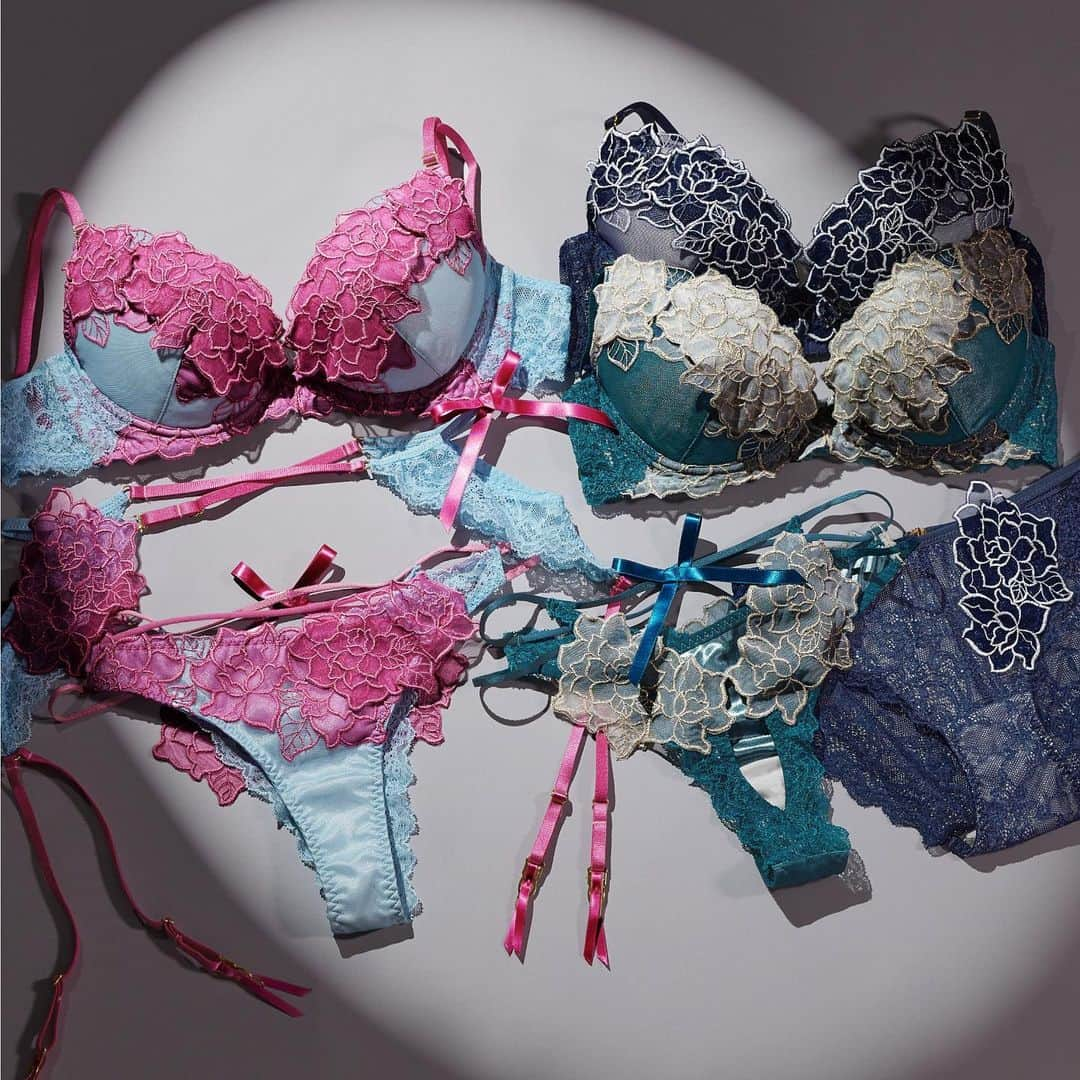 Ravijourルミネエスト新宿店のインスタグラム：「✨LINGERIEAM ✨  チャーミングローズ グラマーアップ ブラ  B~Gcup ¥15,400(taxinc) ボタンショーツ　¥6,490(taxinc) Tバック　¥6,710(taxinc) ガーター¥8,690  眩さに目を閉じる。 瞼の隙に入り込む、花々の光にまどろむブラ。  #LINGERIEAM #ランジェリアム #ravijour  #ルミネエスト新宿 #ravi_shinjuku」