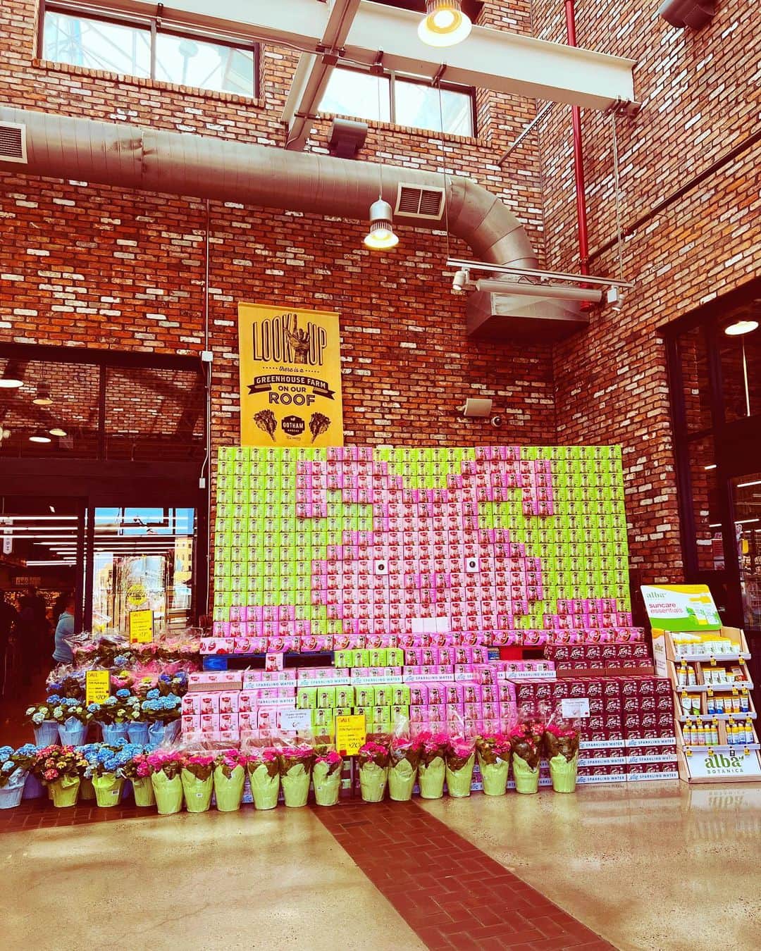 のインスタグラム：「巨大なイースターバニーの飾りつけ@Whole Foods Brooklyn A huge Easter Bunny @ Whole Foods Brooklyn❤️  【4/22追加公演決定】日吉公演おかげさまで満席を頂き、急遽追加公演決定しました❤️LPリリース記念🌸40名様のみの超至近距離ライブ❤️ 時間は11:30オープン12:30スタート✨サイン会もございます✨しばらく東京近郊のライブはございません❣️皆様のご来場をお待ちしております😊☎️045-595-9967 Web予約wonderwall-yokohama.jpまで  【本日】4/19(水)にLP「Today Is Another Day」が発売されます🥰どうぞよろしくお願い申し上げます。「Today Is Another Day」が発売されます🥰✨レコードならではの温かみのある音をお楽しみ頂ければ幸いです❤️❣️Amazon ではすでに売り切れています。山野楽器、タワレコオンライン、HMVオンラインはじめ全国各ミュージックショップでお求めください😍  初の沖縄公演が決まりました㊗️㊗️  5/13那覇Parker‘s Mood 5/14名護バードランドです。Parker’s Mood はアコースティックピアノトリオ、４０名様限定ライブです。皆様のご来場をお待ちしております🥰✨ 電話でのご予約はTel  098-861-2565   or   070-5277-2492 まで parkersmood.com/chihiro-yamana…   5/14に沖縄・名護バードランドにて演奏いたします✨初沖縄ライブです❤️ご予約は☎️0980-52-1588までlineupstudio.jp/birdland.php 皆さまのご来場を心よりお待ちしております❤️」