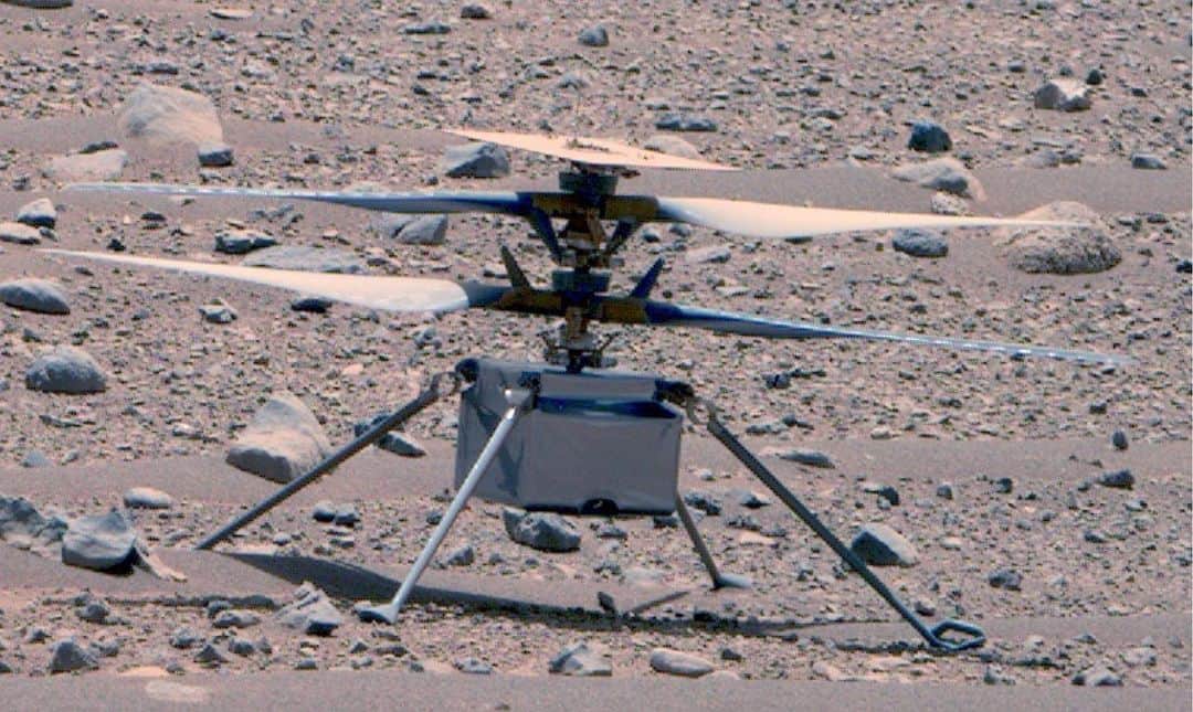 NASAのインスタグラム：「Ingenuity catches flights, we’re catching feelings🥹 ⁣ This is the best look the @NASAJPL team has had of the Ingenuity Mars Helicopter since its first flight. This enhanced color image was taken by the Mastcam-Z instrument aboard the Perseverance Mars rover on April 16, 2023, the 766th Martian day or sol of the rover’s mission. ⁣ ⁣ The helicopter’s first flight on Mars was on April 19, 2021 – two years and fifty flights later and it’s still easy on the eyes. Small diodes appear as small protrusions on the top of the helicopter’s solar panel and the counter-rotating rotors have accumulated a fine coating of dust, but the exterior of the fuselage appears to be intact.⁣ ⁣ Image description: A very close up image of the Ingenuity Mars Helicopter. At the time the image was taken, the rover was about 75 feet (23 meters) away. The helicopter takes up the full frame of the photo and sits on the Martian ground filled with dust, dirt, and dozens of rocks of various sizes. There are small protrusions on the top of the helicopter's solar panel. The panel and the two 4-foot (1.2-meter) counter-rotating rotors have accumulated a fine coating of dust. The metalized insulating film covering the exterior of the helicopter's fuselage appears to be intact. Ingenuity's color, 13-megapixel, horizon-facing terrain camera can be seen at the center-bottom of the fuselage.⁣ ⁣ Credit: NASA/JPL-Caltech/ASU/MSSS⁣ ⁣ #NASA #NASAJPL #Perseverance #Ingenuity #MarsHelicopter #Mars #Helicopter #Space #SolarSystem」