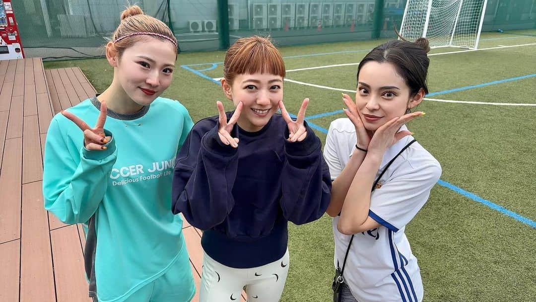 伊藤千晃のインスタグラム：「30代になって、 運動不足が身体に応えるようになってきた。  意識しないと、身体を動かす事ってだんだん難しくなってくる😂 ⁡ 1人でやる運動もいいけど、重い腰が上がらない時も多い、、。 ⁡ だから誰かとできる運動なら怠けず、楽しくやれるんじゃないか！ と思って仲間達と作ってみた運動部🎵 （まだ数回ですがw） ⁡ 先日はフットサルをしてきました⚽️ ⁡ 私は相変わらずやった事のないスポーツなため、 足を引っ張らないよう必死でした（笑） ⁡ 1人だけ動きが違うプロフットサル選手の松本直美ちゃんと、 @naomi14fb  ⁡ ミュージシャンでありながら、 サッカー大好きということでW杯の応援でも一躍有名になった SHONOちゃん @shono.contact  との素敵な出会いもありました☺️💕 ⁡ こうして繋がっていくのもご縁ですね♡ ⁡ #運動部 #フットサル  #松本直美  #shono  #走るのきつかった」