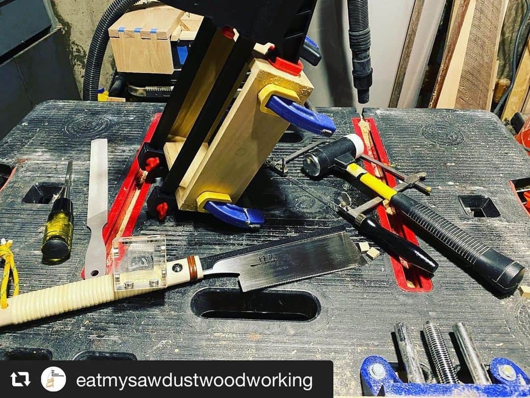 SUIZAN JAPANのインスタグラム：「@eatmysawdustwoodworking always makes cool work🤩✨ Thanks for using the SUIZAN dozuki 6" and the @katzmosestools dovetail jig!👍 ⁡ Repost📸@eatmysawdustwoodworking  Pins cut, fitted, and sides glued up for Dust Mite #4’s box. Next up, bottom and lid. #woodworking #dovetails #suizan #katzmosesmagneticdovetailjig #clampsfordays #doyouevenclampbro #glueup ⁡ #suizanjapan #japanesesaw #japansäge #sierrajaponesa #sciejaponaise #鋸 #japanesetool #handsaw #pullsaw #dozuki #dovetail #woodwork #woodworker #woodworkers #woodworkingtools #diy」