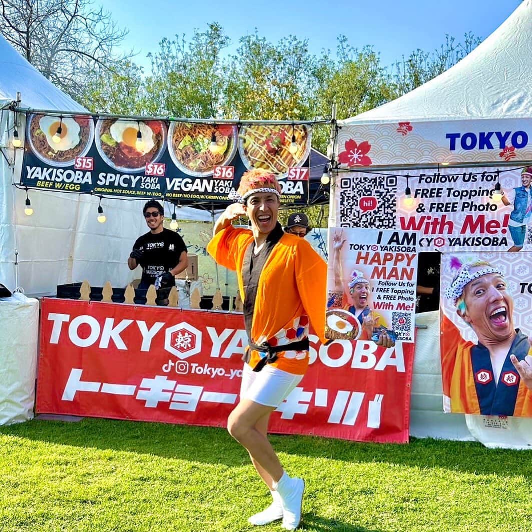 ツネ さんのインスタグラム写真 - (ツネ Instagram)「I'm Happy man🌈 @tokyo_yakisoba  This is Japanese happy food😆 Happyman in @occbfest  The most excited festival!  OCの桜祭りでトーキョーヤキソバで 焼きそばを焼きまくってます(^^)  #happyman #tokyoyakisoba #occbfest  #ホットヒーヒー」4月20日 11時28分 - happyman0812