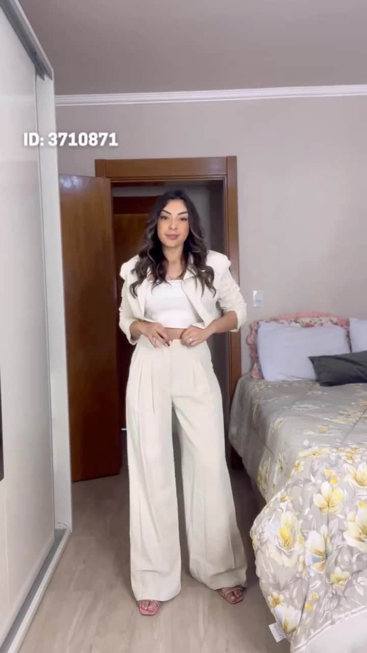 SHEINのインスタグラム：「@deborandradem is slaying simple chic fits that just don‘t quit 💫 Which combo is your versatile vibe: 1, 2, or 3? 👇  🔎3710871 11192885  #SHEIN #SHEINforAll #SHEINstyle #fashion #chic」