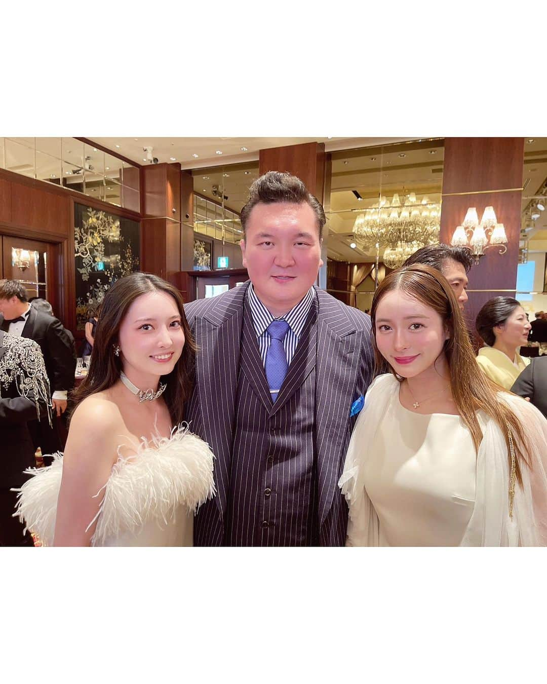 大石絵理さんのインスタグラム写真 - (大石絵理Instagram)「Dressed up with @moeka_nozaki for the lovely night @pieroth_japan @shangrila_tokyo 🤍🤍🤍  Our dresses from @sophieetvoilatokyo🌼」4月20日 11時32分 - erioishitokyo