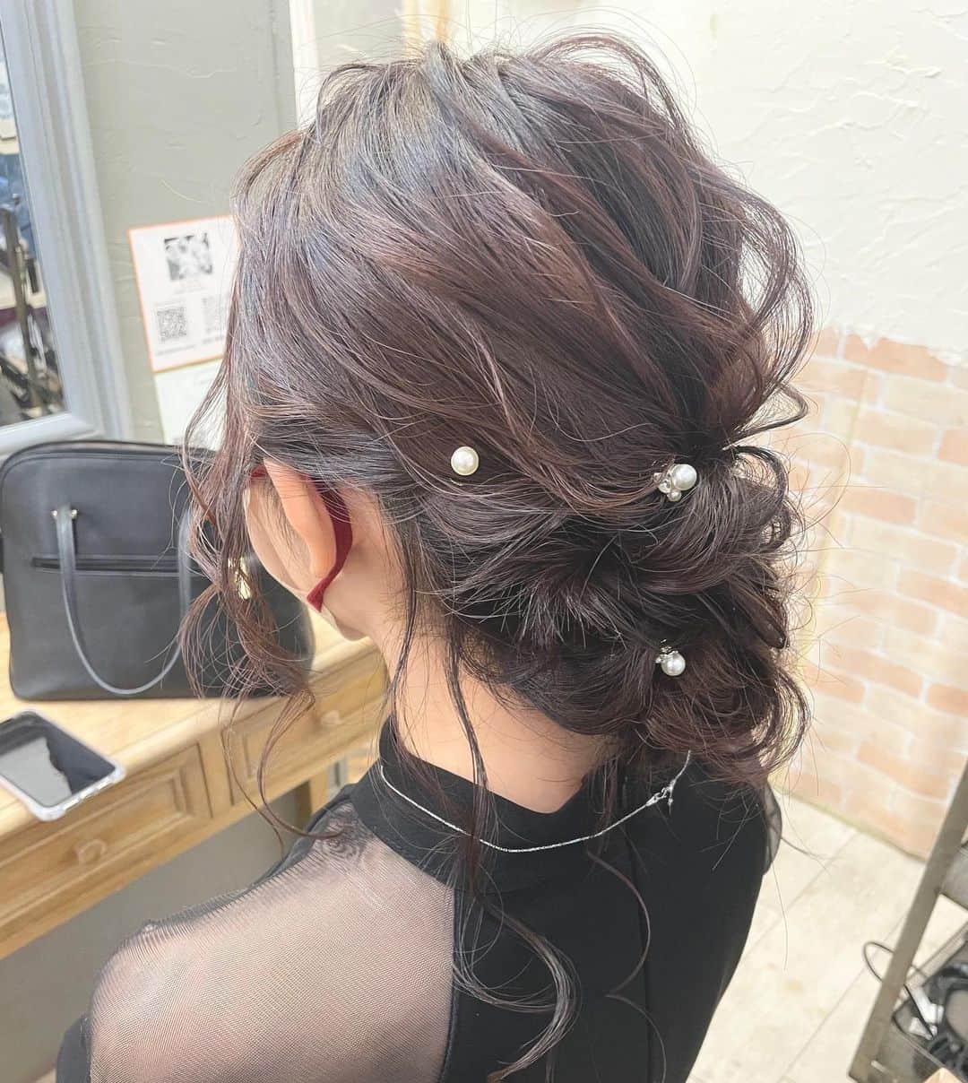 梅田ナチュラルセットサロンRiccoさんのインスタグラム写真 - (梅田ナチュラルセットサロンRiccoInstagram)「💐　@hair_make_ricco  . . #お呼ばれヘア にオススメ🌷 迷ったらシニヨンで間違いないです◎ . お食事前にもアップスタイルが かわいいですよね💗 . . . ぜひ遊びに来てください🌷 . .  お出かけ前に、ぜひご来店ください♪ ・ ・ Hair make salon Ricco  Tel:06-6110-5933 LineID:@ricco_umeda ・ ・ お気軽に遊びに来てくださいね♪  #セットサロンリッコ  #茶屋町セットサロン  #梅田セットサロン  #お呼ばれヘアアレンジ  #およばれヘア  #シニヨン  #riccoおしゃかわな1枚」4月20日 11時44分 - hair_make_ricco