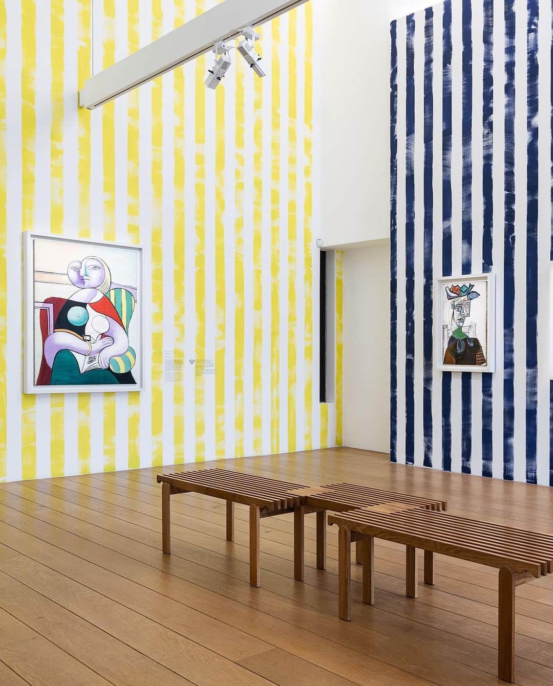 ELLE DECOR JAPANさんのインスタグラム写真 - (ELLE DECOR JAPANInstagram)「20世紀の美術界で最も大きな影響力を発揮したアーティスト、パブロ・ピカソ。彼が1973年4月8日に亡くなってから今年でちょうど50年になる。  そんな記念すべき年にパリ国立ピカソ美術館で3月8日より開催されている展覧会「Picasso Celebration : The Collection In A New Light!」のアーティスティック・ディレクターに任命されたポール・スミスは、美術館のコレクションを新たな視点で解釈、独創的でわくわくするような展示を作り上げてみせた。  「ピカソが大切にしていたのは“子供らしい”心。それは決して“子供じみている”のではない。そこに私は惹かれるのです」  「エル・デコ」デジタルでは、ポール・スミスのインタビューを公開中！  Text：Shiyo Yamashita Photo：Musée national Picasso-Paris, Voyez-Vous (Vinciane Lebrun) / Succession Picasso 2023  #パブロピカソ #ピカソ #Picasso #PicassoCelebration #MuséenationalPicassoParis #ポールスミス #paulsmith」4月24日 19時05分 - elledecorjapan