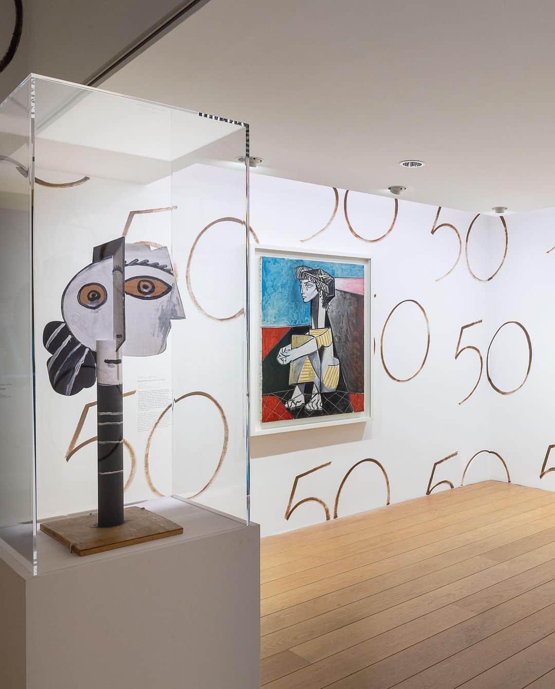 ELLE DECOR JAPANさんのインスタグラム写真 - (ELLE DECOR JAPANInstagram)「20世紀の美術界で最も大きな影響力を発揮したアーティスト、パブロ・ピカソ。彼が1973年4月8日に亡くなってから今年でちょうど50年になる。  そんな記念すべき年にパリ国立ピカソ美術館で3月8日より開催されている展覧会「Picasso Celebration : The Collection In A New Light!」のアーティスティック・ディレクターに任命されたポール・スミスは、美術館のコレクションを新たな視点で解釈、独創的でわくわくするような展示を作り上げてみせた。  「ピカソが大切にしていたのは“子供らしい”心。それは決して“子供じみている”のではない。そこに私は惹かれるのです」  「エル・デコ」デジタルでは、ポール・スミスのインタビューを公開中！  Text：Shiyo Yamashita Photo：Musée national Picasso-Paris, Voyez-Vous (Vinciane Lebrun) / Succession Picasso 2023  #パブロピカソ #ピカソ #Picasso #PicassoCelebration #MuséenationalPicassoParis #ポールスミス #paulsmith」4月24日 19時05分 - elledecorjapan