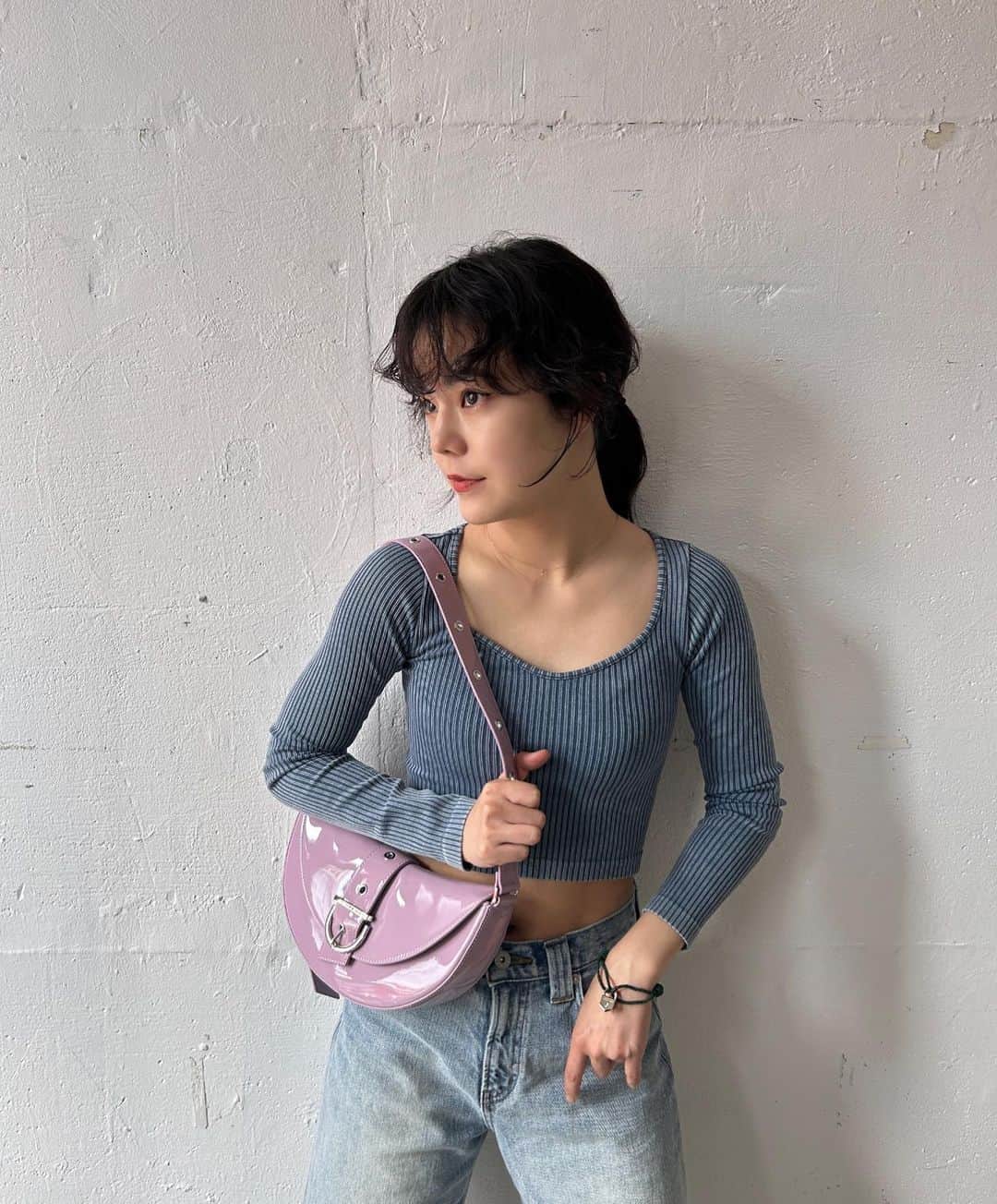 長澤メイのインスタグラム：「@charleskeith_jp  🫶💕🇹🇷🇸🇾  2023年2月6日に トルコ南部とシリア北部で 発生した大地震による被害の救援を目的としており、 本商品による収益のすべてをシンガポール赤十字社の 救援活動に寄付します。 被災者とその家族への連帯と救援 活動への コミットメントを表現した南京錠のモチーフを あしらったデザインで、トルコ・シリア 両国の国旗のカラーを反映した White、Black、Green、Redの4色展開です。  #CharlesKeithCares #チャールズアンドキース」