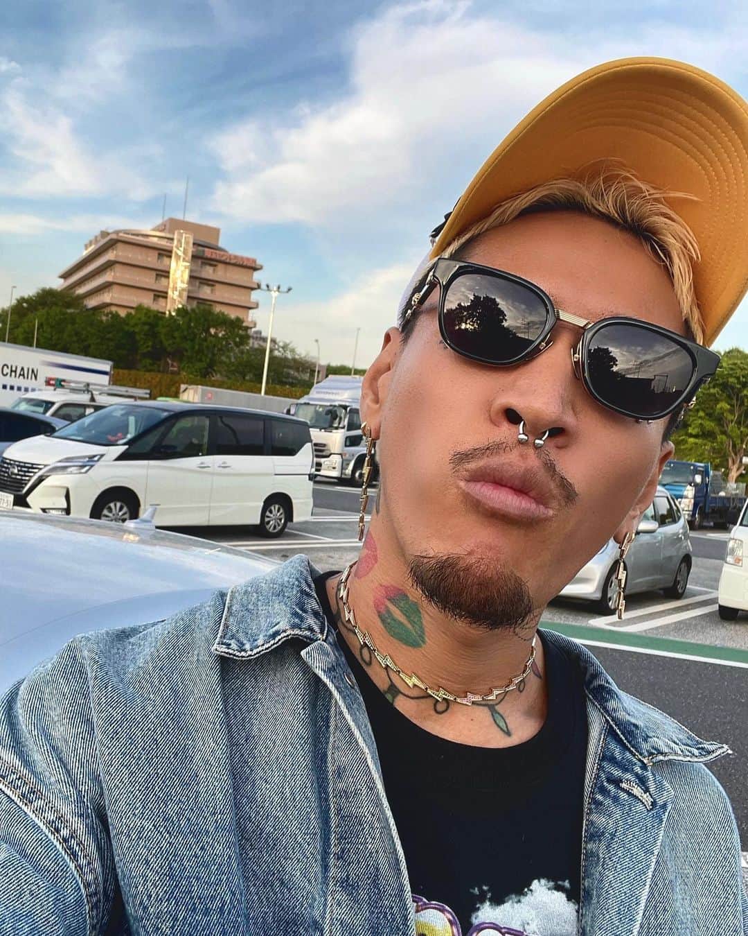 Staxx Tのインスタグラム：「次のMVヤバそう⚡️⚡️⚡️順調に仕込んでます🎥  仕込みの様子も近日映像にするね😇  @buffalo.designs  @y_tech_co_ltd @dee_tattooer  🙏🏽🙏🏽🙏🏽」