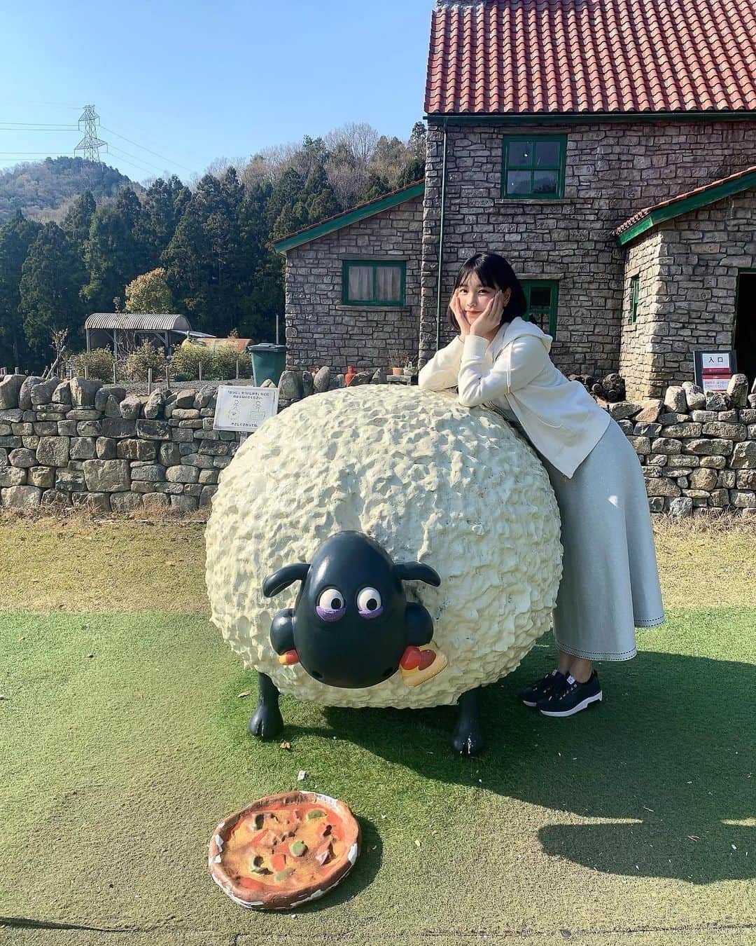 涼川菜月のインスタグラム：「🐏 ⁡ ⁡ ⁡ ⁡ ローザンベリー多和田の写真が めっちゃ溜まってる( T . T ) ⁡ ⁡ どこも最高に可愛くて 食べ物も飲み物も美味しかったの ⁡ ⁡ まだ投稿すると思うから お楽しみに🫵🏻笑 ⁡ ⁡ P.S  最後の動画PhoneがXSなのと 加工アプリでガビガビ許して ⁡ ⁡ ⁡ #ローザンベリー多和田 #ひつじのショーン #ひつじのショーンファームガーデン #羊 #sheep #滋賀 #滋賀観光 #羊好きな人と繋がりたい #ヴァレーブラックノーズシープ ⁡ ⁡」