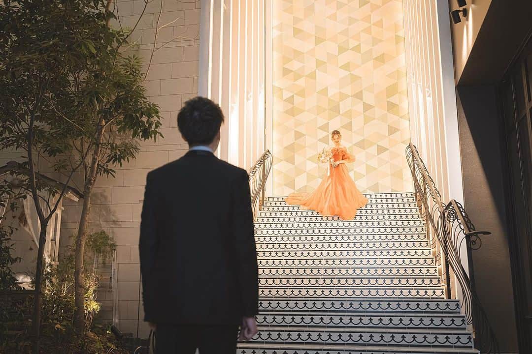 TRIFOGLIA NAGOYA 【トリフォーリア】のインスタグラム：「. 大階段でのセカンドミート🧡✨  ⁡ －－－ ⁡ ☺︎ いいね&フォロー&保存もお願いします！ ⁡  #セカンドミート  #カラードレス  #トリフォーリアnagoya  #トリフォ花嫁  ⁡ #チャペル #結婚式 #名古屋結婚式 #名古屋結婚式場  #プレ花嫁 #おしゃれ花嫁 #名古屋プレ花嫁  #プレ花嫁さんと繋がりたい  #全国のプレ花嫁さんと繋がりたい  #2022婚 #結婚式で繋がろう #令和婚  #オリジナルウェディング #ウェディングレポ #結婚式アイデア」