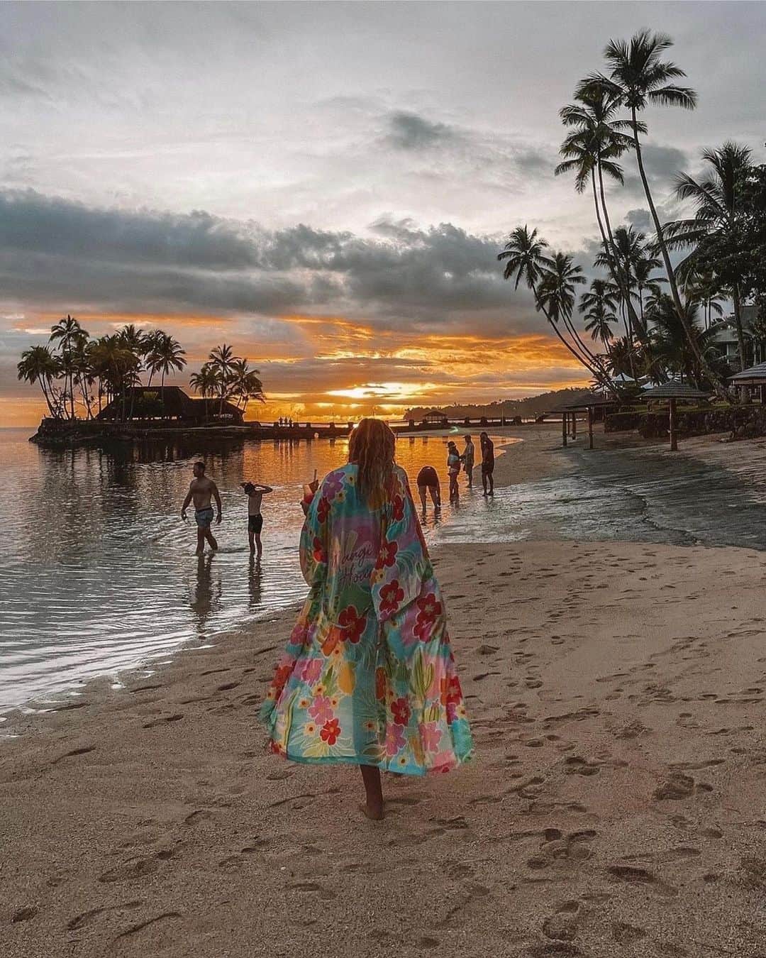 SPELLさんのインスタグラム写真 - (SPELLInstagram)「We know we aren’t the only ones living through @isabella_spell postcards from Fiji 🏝️✈️ wearing the Margi Hour Maxi Robe for those dreamy sunset walks…✨」4月20日 11時47分 - spell
