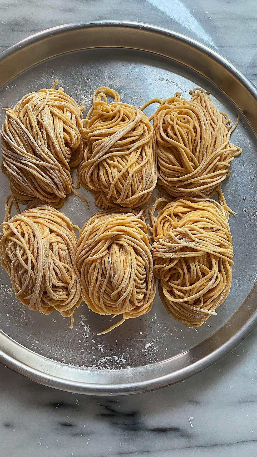 Samantha Leeのインスタグラム：「Imagine the satisfaction and joy of creating homemade noodles with a fresh, springy and chewy texture that will take your noodle dish to the next level. Don’t let the process intimidate you- all you need are 4 basic ingredients and a few simple steps. The end result is absolutely worth it! 😋 #homemadenoodles #leesamantha」