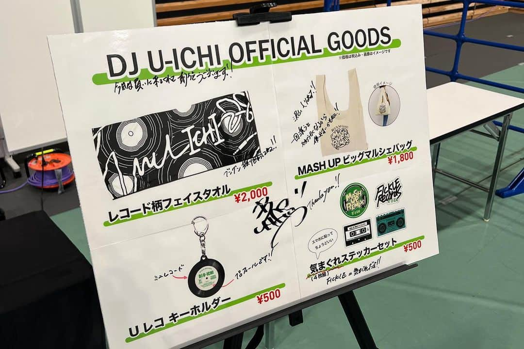 DJ U-ICHIさんのインスタグラム写真 - (DJ U-ICHIInstagram)「改めまして、初めてグッズを作らさせていただき販売もさせていただきました。  二日間で全て完売🙏  購入していただいた皆様 本当にありがとうございました。  朝早くから並んでくれた方々や並んでも買えなかった方々、そして配信やライビュ予定でライブ見るから買えないよ！って方々、色んな方からのコメントやメッセージなども読ませていただきました。  発表した時にデザイン等も含めてグッズの評価も思ってたより反響あり、嬉しかったです。 （知人からも可愛いなど言われ嬉しかったです）  まだ、はっきりとは言えないのですが今後、通販なども検討しておりますので色々決まれば報告させてください。  #djuichi #ヒプマイ9thライブ  #ベレー帽 #グッズ」4月20日 11時51分 - djuichi_official