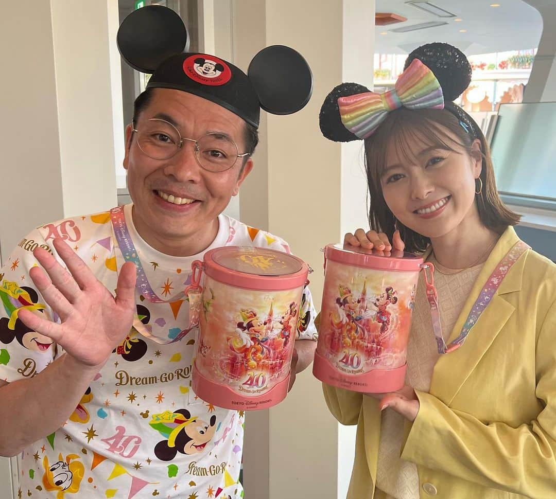 上田昌幸のインスタグラム：「白石麻衣さんと40周年のディズニーランドロケ🤗🏰✨✨  新パレード、新フードどれもこれも最高でした😍🤩  雑誌『女性セブン』で掲載されてますのでぜひ読んでくださいませ😊  #東京ディズニーランド #40周年 #白石麻衣 さん #楽しいロケ #まさかのプルートカラーの衣装 #まいやん #隠れミッキー探すの早かったな〜😂 #ハーモニーインカラー  #うきわまん #どれもこれもたまらん #40周年グッズはパステルカラー多め #絶対人気でるわ✨ #女性セブン #ディズニー特集 #読んでね #マニアックな部分も含めて楽しんでください🤗 #トイレ行きたい」