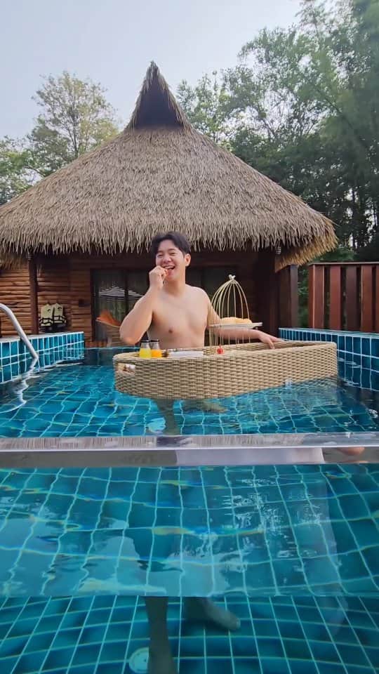 アイス・サランユーのインスタグラム：「In the morning whe i wake 🌞 อยากตื่นนอนมาเจอบรรยากาศแบบนี้ทุกเช้า  @wangnokkaew_park_view_resort  #kanjanaburi  #กาญจนบุรี  #เที่ยวทั่วไทยกับไอซ์ศรัณยู」