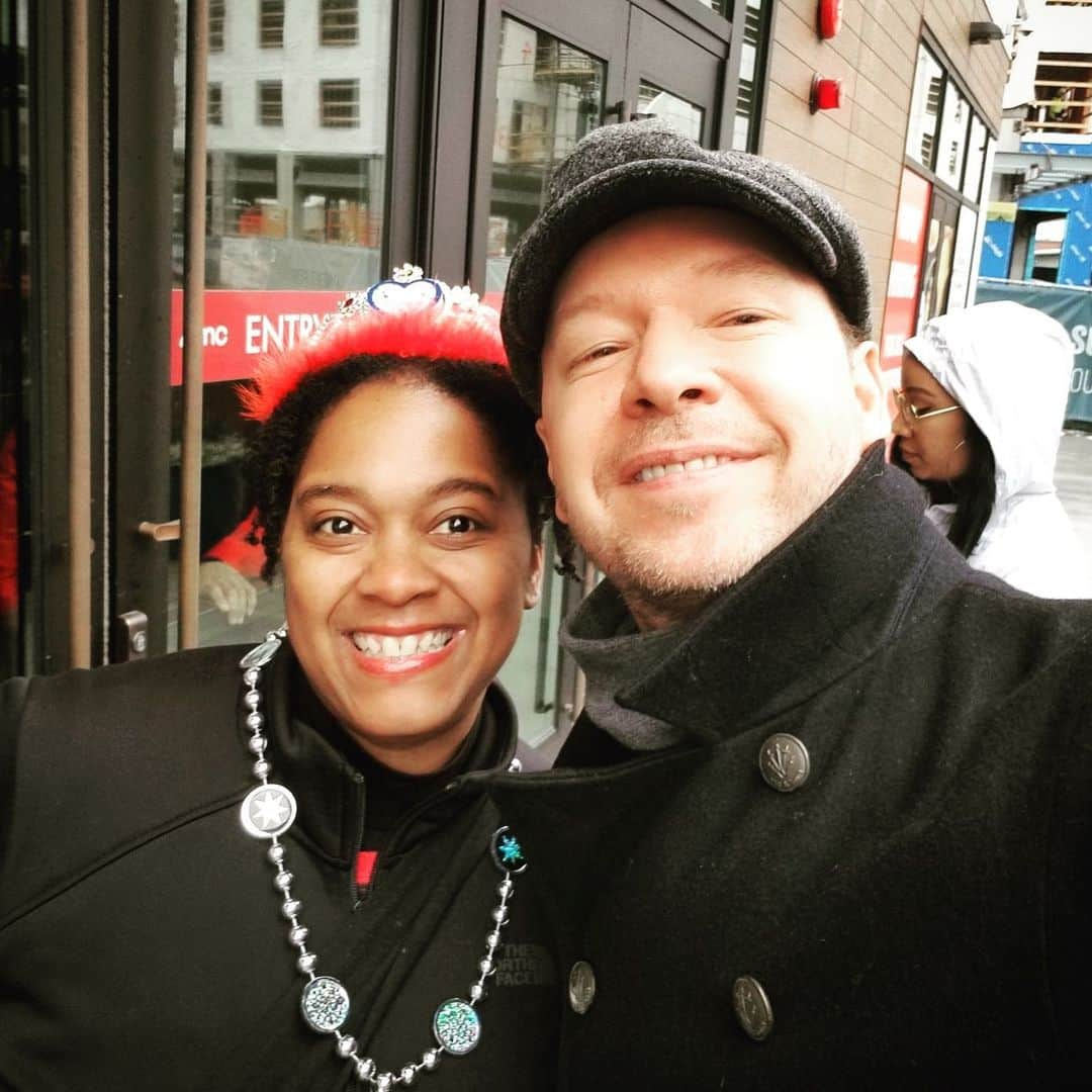 ドニー・ウォルバーグさんのインスタグラム写真 - (ドニー・ウォルバーグInstagram)「Five years ago today, this photo was taken.  Erin, and so many Blockheads, braved the awful weather conditions to share moments and memories.  My mom Alma was there, too.  Praying that she is giving Erin the biggest hug right now — along with all of our BH family angels.  Happy Heavenly Birthday, Erin.  Rest peacefully, my dear friend. 🙏🏼❤️🕊️😔 🤖❤️♾💫✨🤟🏼  Blockheads — Love you dearly.  Keep loving each other. 🙏🏼❤️💫」4月20日 12時02分 - donniewahlberg