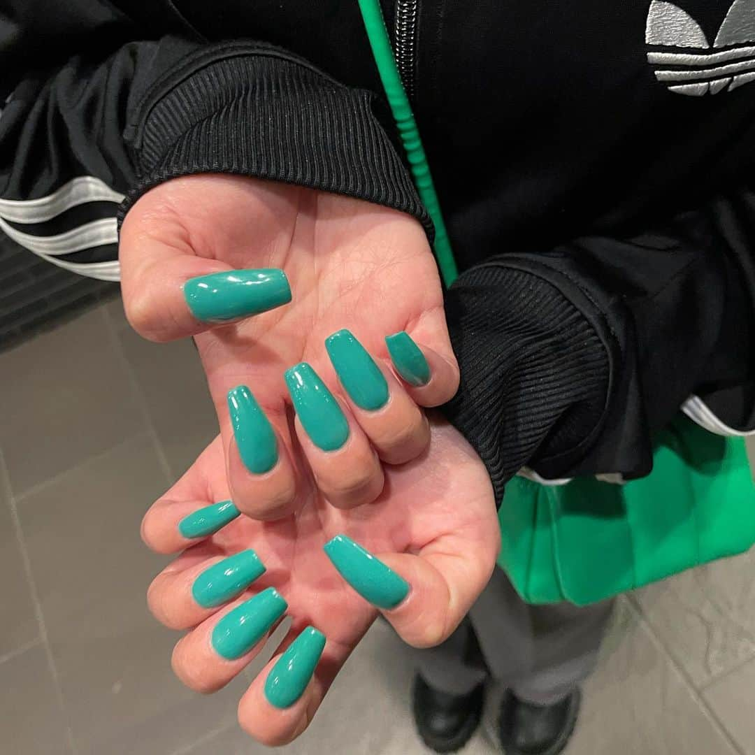 MARSEのインスタグラム：「♡  emerald green💅🏾💚  #green#emeraldgreen#nails#selfnail #fashions#adidas#ワンカラーネイル#エメラルドグリーン#セルフネイル#ファッション#アディダスジャージ#アディダスゴルフ」