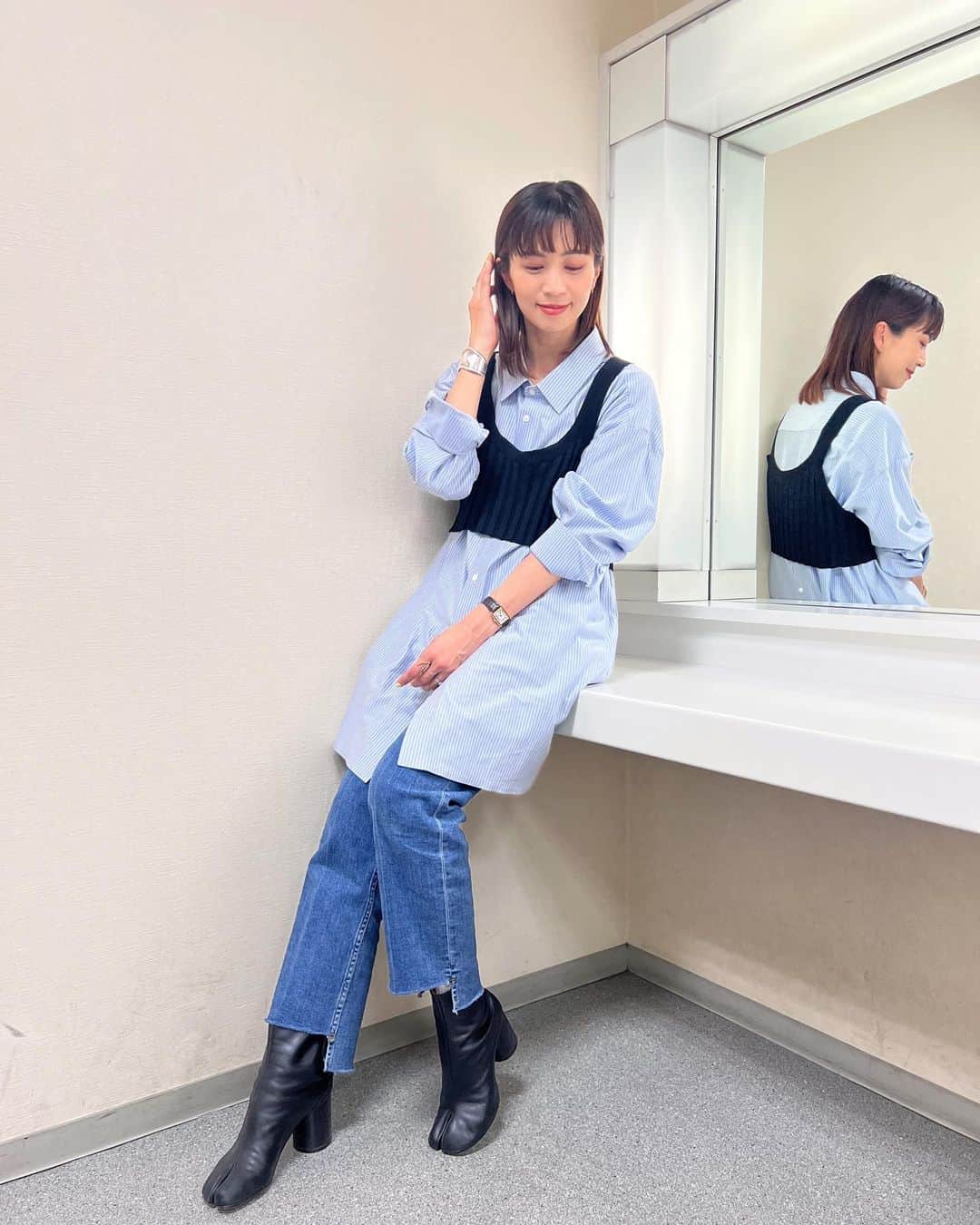 安田美沙子さんのインスタグラム写真 - (安田美沙子Instagram)「いつかの私服。  このビスチェが使える✨ 1度つかったらむしろやみつき。笑  ちいさーいピアス♥️  ずっとつけっぱなしです✨  こんなに小さいのに存在感がある。  買って良かった。小さいからなくしませんように。。。  pierce.. @milamorejewelry  bustier.. @hyke_official  shirts.. @victim.jp  denim.. @nave_jp  bangle.. @tiffanyandco   #ootd #denim #shirts #bustier #boots #margiela」4月20日 11時56分 - yasuda_misako