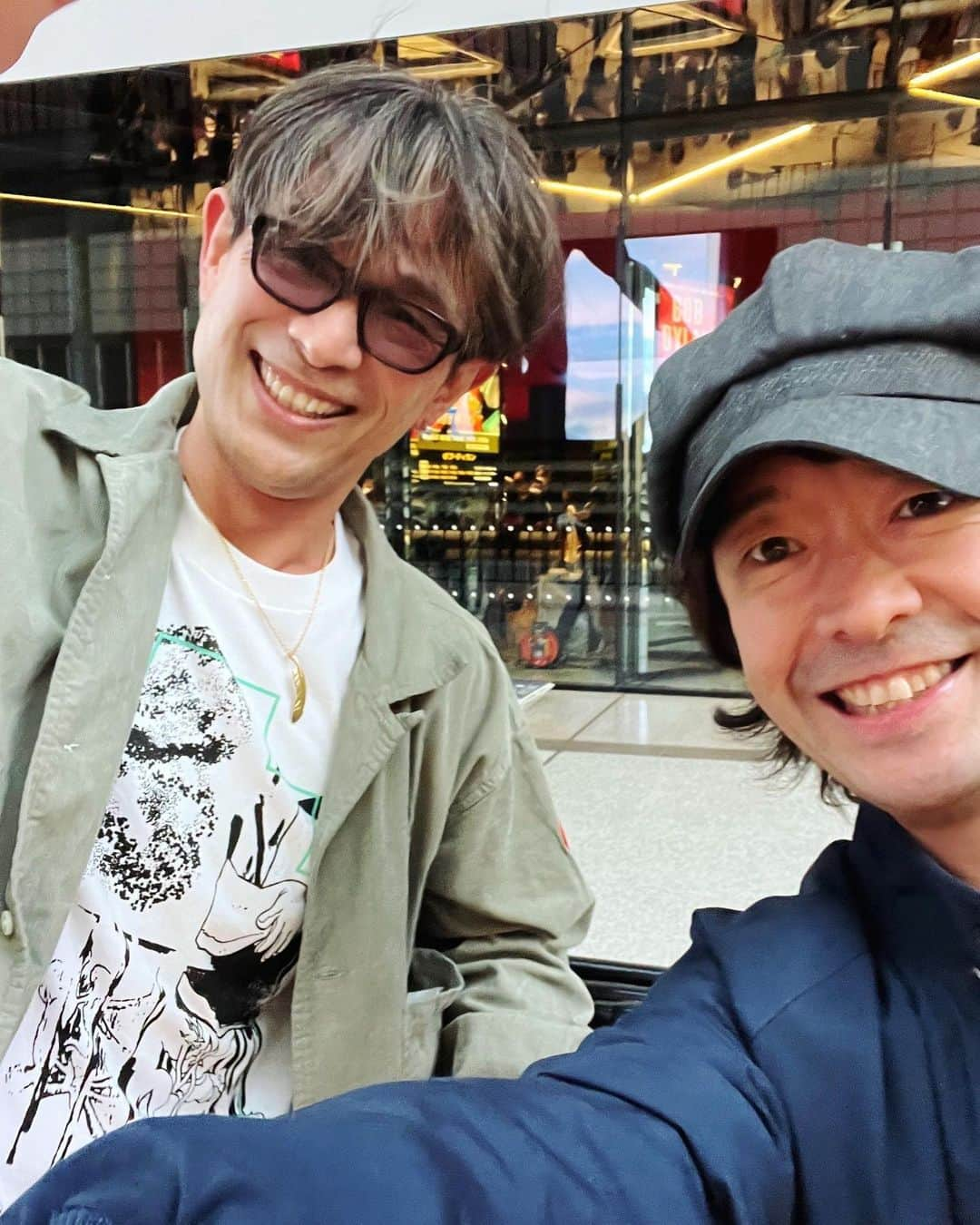 和田唱さんのインスタグラム写真 - (和田唱Instagram)「ちょっと経っちゃいましたが、江口さんとボブ・ディラン観に行きましたー！😉江口さんにチケットを押さえて頂き。席に着くとこれまた周りに知ってるあの人やあの人！久々にお話したりして。  個人的にはボブ・ディランの生は二回目。今回もディープもディープ、スーパーディープな世界を堪能しました。あのクラスのスターでここまで新譜中心、代表曲あまりやらず、アレンジ変えまくり、照明ほとんどなし、ライトが本人の顔にも当たってないというコンサートは、ストーンズやポール・マッカートニーとは対極の世界。なんだけど、グワ〜って引き込まれるあれは何なんだろう。強烈なものがある。時間も短め、アンコールなし。で、バンドがディランを中心にステージの中央に集まってて、これがカッコいい。前回もそうだったけど、ディランはもうギターは弾かない。ずっとピアノ。しかもスタンディングでね。これがいい味出ててまたカッコいい。声も前回よりガラガラじゃなくてキレイな声すら出てたので、この人はまだまだ行けるんだろうなぁと。ロック60年代組は強し、です。  さて、江口さん。実はBSのギター番組以来仲良くさせて頂いてて😉もう2,3回ゴハン食べに行きました♪ いろんな話をします。江口さんは俺が中高生の時からテレビ画面越しに知ってる人だけど、自然体で爽やかで、一緒にいてリラックスさせてくれる、そういう人。で、カッコいいし背高いよー😄一緒に歩いてると俺がミクロサイズに見えるもんな。 今度久々にライブをされるそうで。観に行っちゃおうかなー、と思ってます👍  #ボブディラン　#江口洋介　#和田唱」4月20日 11時59分 - sho_wada_triceratops