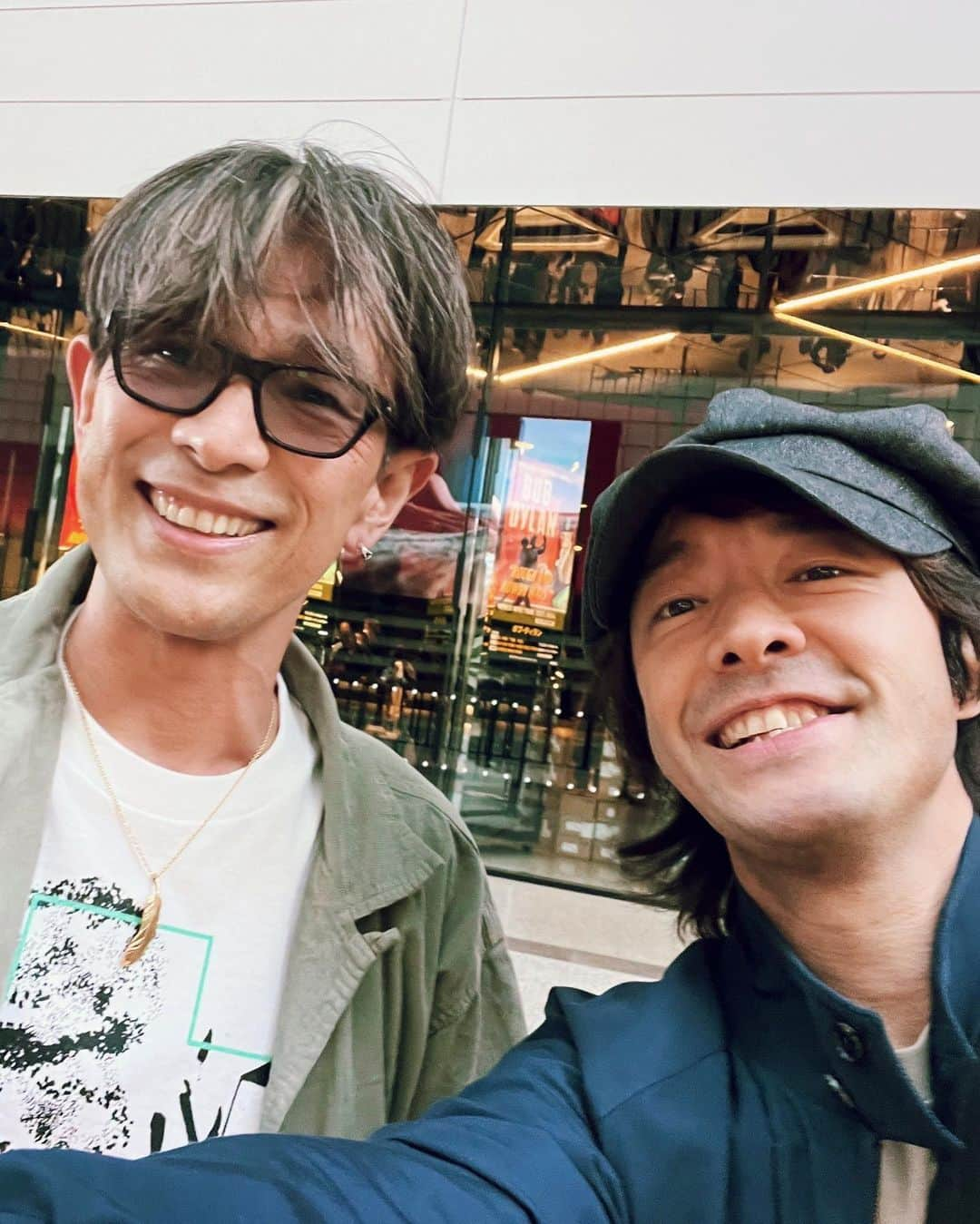 和田唱さんのインスタグラム写真 - (和田唱Instagram)「ちょっと経っちゃいましたが、江口さんとボブ・ディラン観に行きましたー！😉江口さんにチケットを押さえて頂き。席に着くとこれまた周りに知ってるあの人やあの人！久々にお話したりして。  個人的にはボブ・ディランの生は二回目。今回もディープもディープ、スーパーディープな世界を堪能しました。あのクラスのスターでここまで新譜中心、代表曲あまりやらず、アレンジ変えまくり、照明ほとんどなし、ライトが本人の顔にも当たってないというコンサートは、ストーンズやポール・マッカートニーとは対極の世界。なんだけど、グワ〜って引き込まれるあれは何なんだろう。強烈なものがある。時間も短め、アンコールなし。で、バンドがディランを中心にステージの中央に集まってて、これがカッコいい。前回もそうだったけど、ディランはもうギターは弾かない。ずっとピアノ。しかもスタンディングでね。これがいい味出ててまたカッコいい。声も前回よりガラガラじゃなくてキレイな声すら出てたので、この人はまだまだ行けるんだろうなぁと。ロック60年代組は強し、です。  さて、江口さん。実はBSのギター番組以来仲良くさせて頂いてて😉もう2,3回ゴハン食べに行きました♪ いろんな話をします。江口さんは俺が中高生の時からテレビ画面越しに知ってる人だけど、自然体で爽やかで、一緒にいてリラックスさせてくれる、そういう人。で、カッコいいし背高いよー😄一緒に歩いてると俺がミクロサイズに見えるもんな。 今度久々にライブをされるそうで。観に行っちゃおうかなー、と思ってます👍  #ボブディラン　#江口洋介　#和田唱」4月20日 11時59分 - sho_wada_triceratops