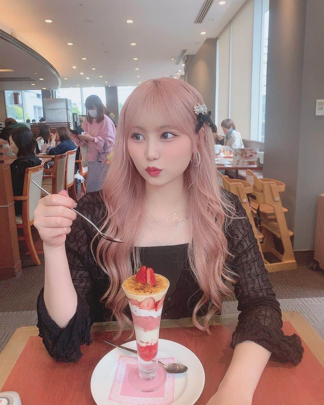 宮丸くるみのインスタグラム：「🍓‎🤍  ・ ・ ・  #ピンクヘアー #巻き髪 #ぱっつん前髪 #ブリーチカラー #ロングヘア #ハイトーンカラー #パフェ #スイーツ #02line」