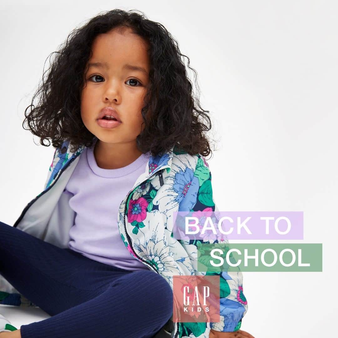 GapKids_jpのインスタグラム：「ネイビーのリブレギンスを合わせた大人っぽいカラーコーデも、フラワープリントのウィンドバスターがアクセントとなって華やかに♪  かすみんちゃん / ブラナンクラブ・モデルコンテスト 2022受賞  ＜着用アイテム＞ 55918100/Toddler Girl ウィンドバスター 53643602/Toddler Girl Tシャツ 53626201/Toddler Girl リブレギンス  #backtoschool #gapkids」