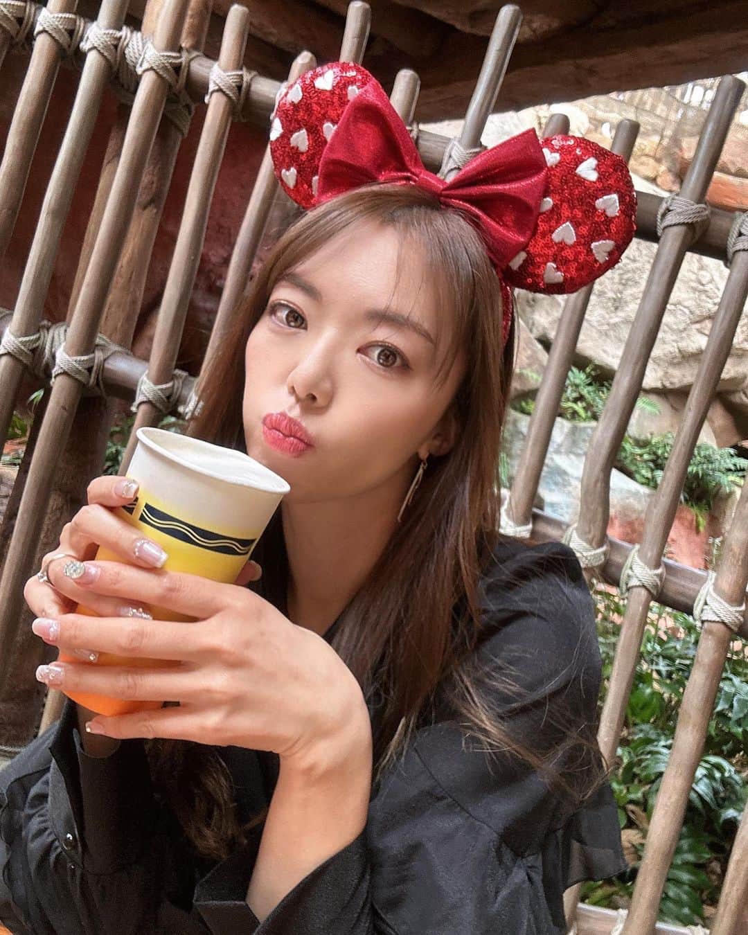 今村仁美のインスタグラム：「ちょっと前にディズニーランド🏰🐭👑💓いってきた✨  夢の国にも🌸桜🌸咲いてて綺麗だったな...🌷  歳とる度に、見る世界や、感じ方が違って改めて夢の国の良さを感じた🏰♥️ #disneyland  #cherryblossom  #dreamtime  #おばさんも耳つけたい」