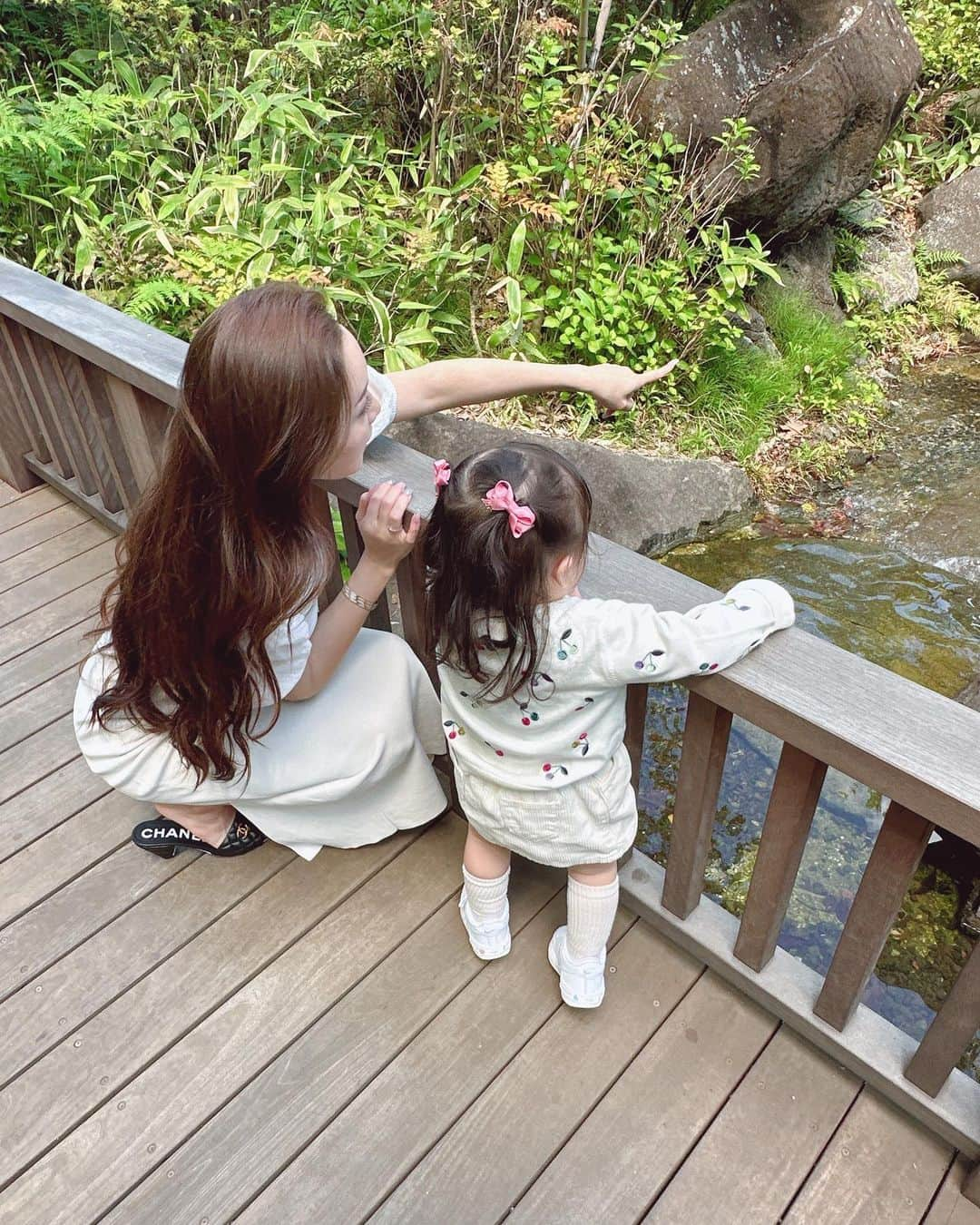 石田安奈さんのインスタグラム写真 - (石田安奈Instagram)「子ギャルちゃんコーデ❤️👧  tops  @bonpoint  skirt @zara   あっという間に1歳半。 最近は何でも自分でやりたがるし運動量が足らないのかスクール帰りはお散歩に行きたがる元気っ子です。  このままではバテてしまう😂 一緒になって遊びたいのでママも体力つけて頑張るね❤️  #1歳半#子育て#育児#女の子ママ#リンクコーデ#親子コーデ#zara#bonpoint」4月20日 12時12分 - annaishida_0527