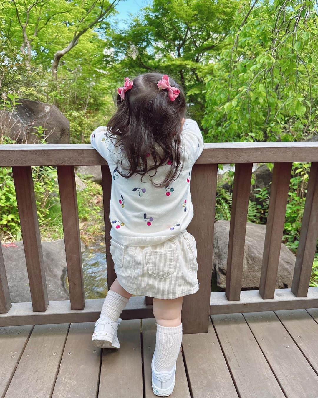 石田安奈のインスタグラム：「子ギャルちゃんコーデ❤️👧  tops  @bonpoint  skirt @zara   あっという間に1歳半。 最近は何でも自分でやりたがるし運動量が足らないのかスクール帰りはお散歩に行きたがる元気っ子です。  このままではバテてしまう😂 一緒になって遊びたいのでママも体力つけて頑張るね❤️  #1歳半#子育て#育児#女の子ママ#リンクコーデ#親子コーデ#zara#bonpoint」