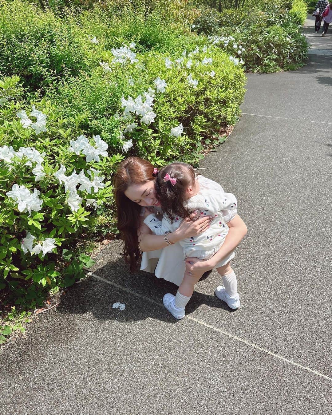 石田安奈のインスタグラム：「ぎゅ〜💕💕💕  お人形さんずっと持って歩いてるけどそんなのも女の子だなぁ。と感じる🥹💕  持って行かないと怒る笑  #女の子#女の子ママ#子育て#育児#ママ友 #1歳半」