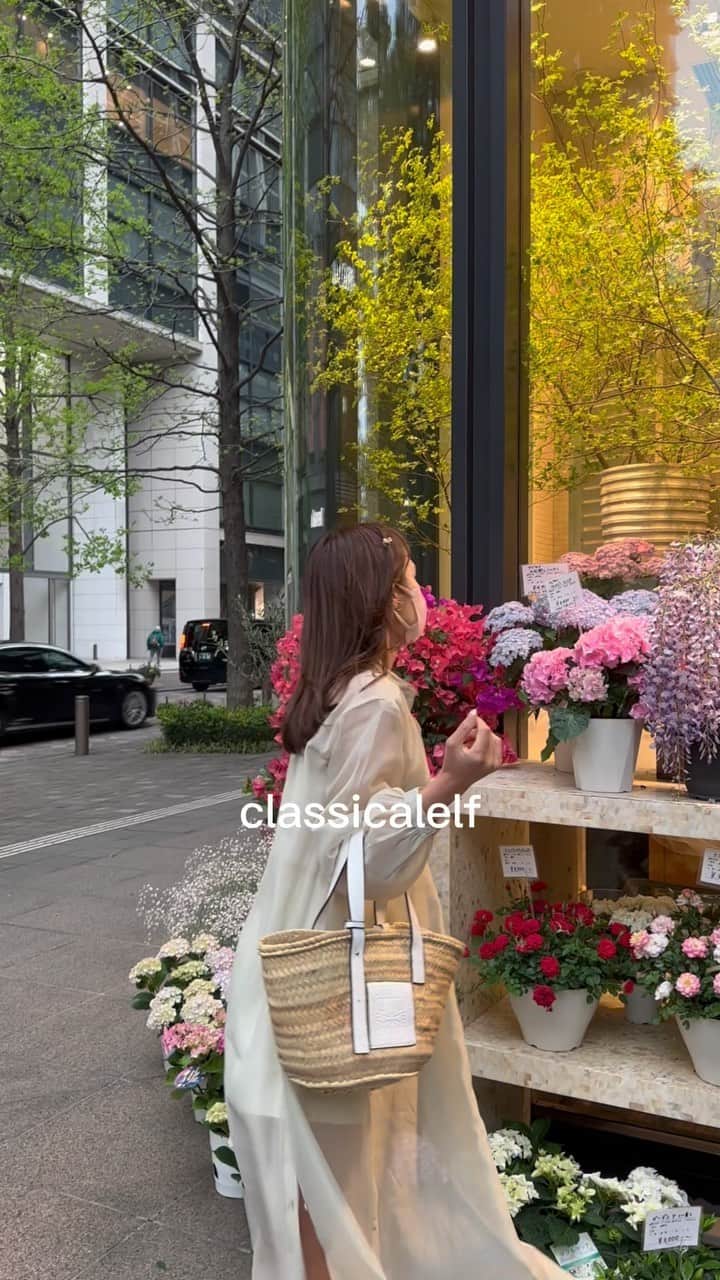 のインスタグラム：「@classicalelf_official . バンドカラーサイドスリットワンピース💐👒 . . 程よい透け感と光沢感が高見え💞 スリットはボタンになってるから 開き具合も調節できるよ♡ (160 Mサイズ ライトカーキ着用) . . #クラシカルエルフ #classicalelf #エルフコーデ #タイアップ #uniqlo #gu #zara #ユニクロ #ジーユー #ザラ #zozo #zozotown #zozo購入品 #zozotown購入品 #ワンピース #サイドスリット #バンドカラー #着回しコーデ #プチプラコーデ」