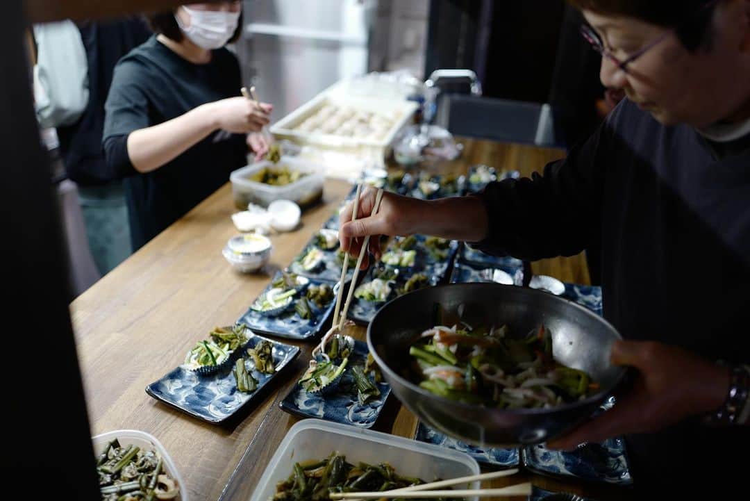 行方 久子 Hisako Namekataのインスタグラム：「. 地方との料理人とのお取り組みのカタチを勉強するべく お邪魔させていただいた小谷村。  地元の方々が作ってくれた山菜のお惣菜が美味しすぎて驚いた😳  その土地ならではの、土地と向き合った暮らしとそこから生まれる知恵。 いやー、美味しかったなぁ。」