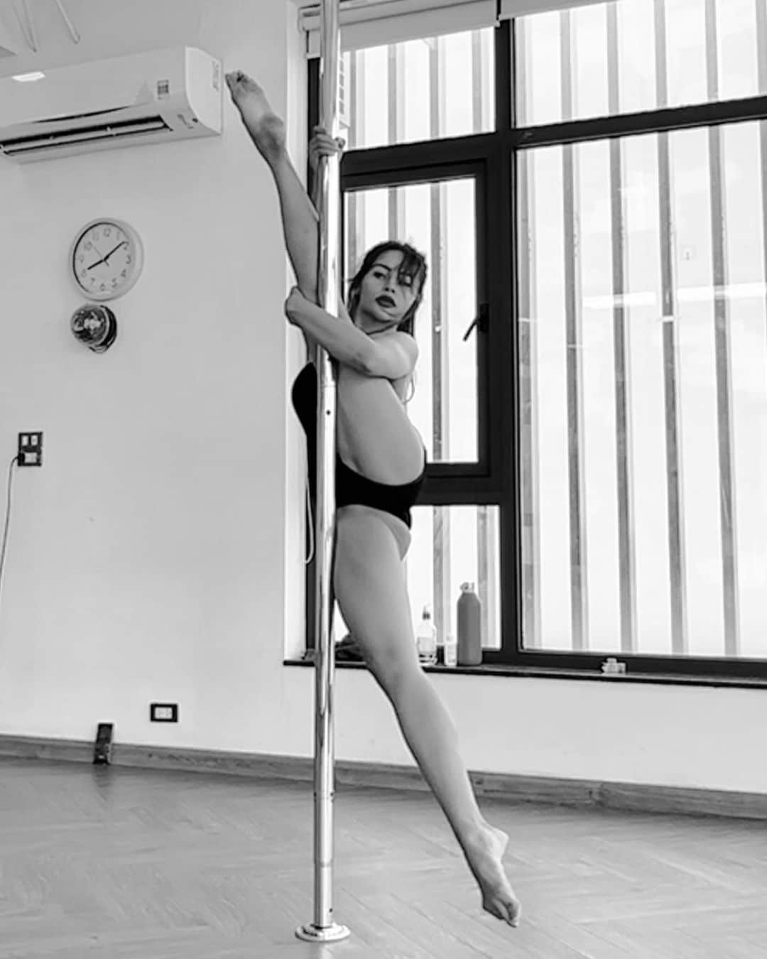 April Imanさんのインスタグラム写真 - (April ImanInstagram)「Small steps add up 🙌👍💪 . . . . #apriliman #poledance #poler #poledancer #poletrick #polewear #polefitness #strengthtraining #strongwomen #staystrong #flexibilitytraining #flexibilty #dancer #splits #pdsplits #pdtricks #pdflow #poleflow #poleinvert #poledancelife」4月20日 12時28分 - april_iman