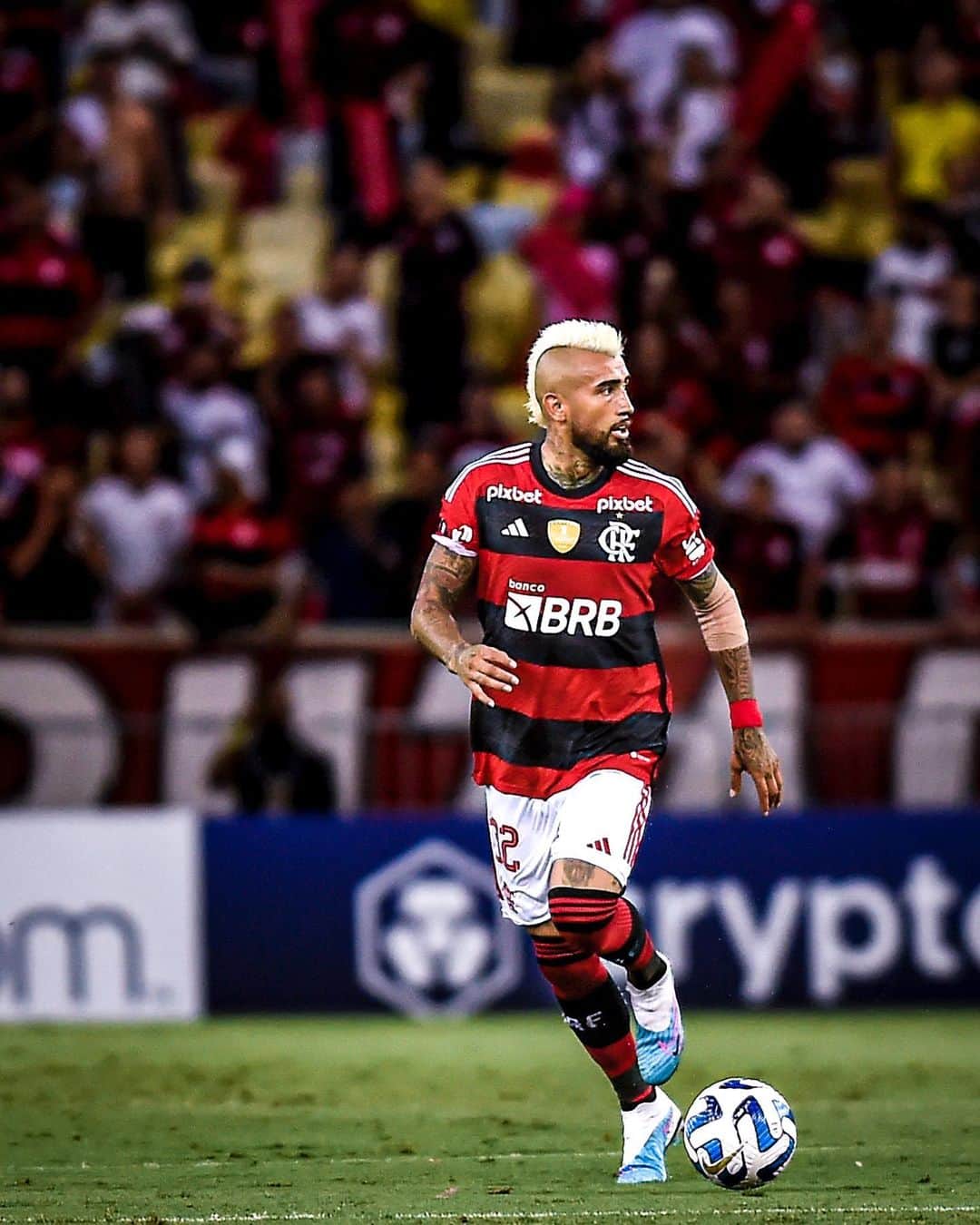 アルトゥーロ・ビダルのインスタグラム：「Feliz por volver a jugar y por el triunfo!!! 💪🏽🤴🏽🔥🙏🏽⚽️⚽️ @flamengo ❤️🖤 a seguir trabajando duro y con todo!!!👌💪🏽👍🏽」