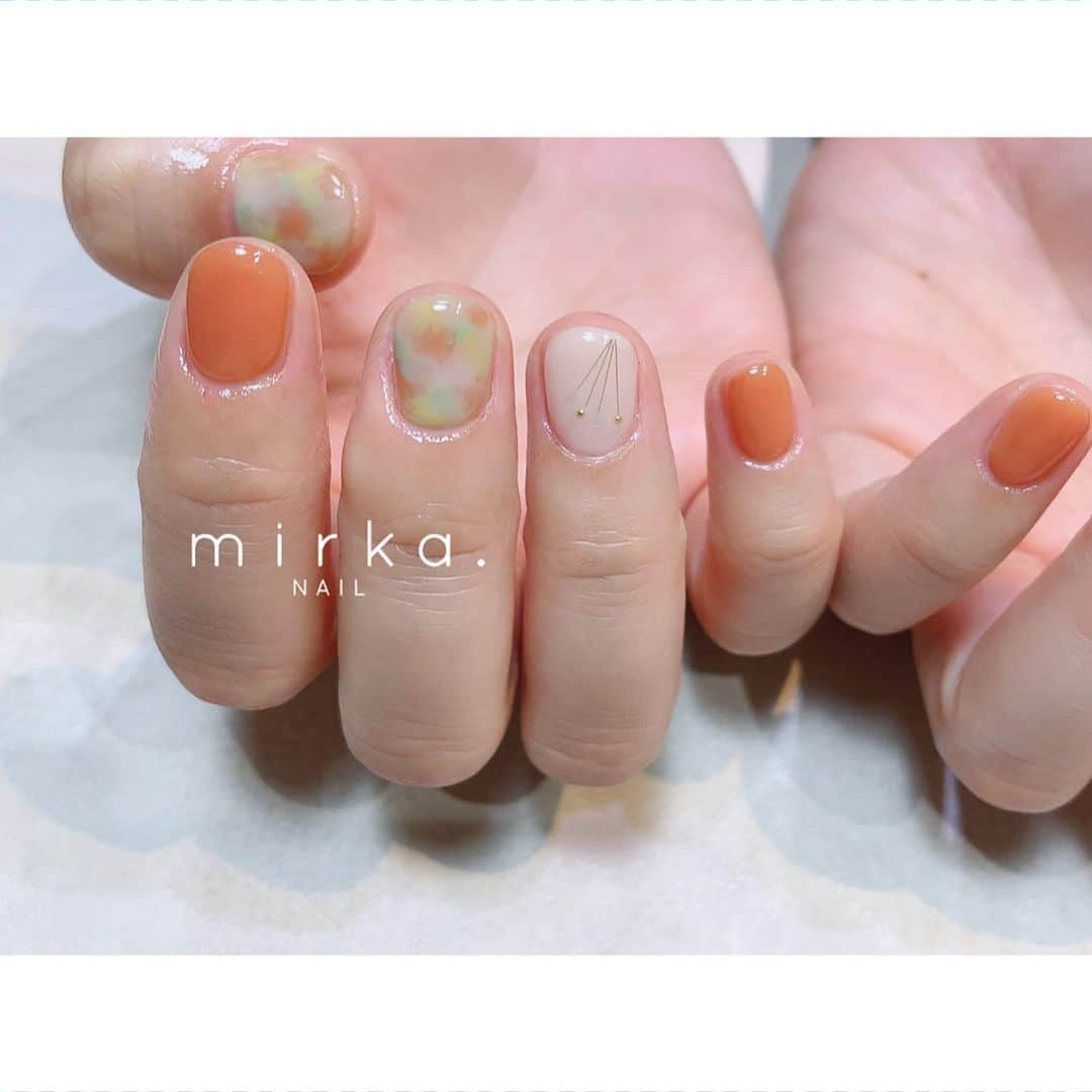 mirka. NAIL(ミルカネイル)のインスタグラム：「⁡ ⁡ ⁡ orange 𓇠 ⁡ ⁡ ⁡ ………………………………………………………… ⁡ ご予約、お問い合わせは LINE ID⇒ @mirka.nail (@含む)まで。 ⁡ ご新規様はハイライトの「ご案内」と「ご予約方法」を必ずお読みいただいてからご予約くださいますようお願いいたします。 空き状況や詳細はLINEの投稿からご確認ください。 ⁡ ⁡ ⁡ ⁡ #mirkanail#nails#nail#nailart#naildesign #ショートネイル#ネイルアート#ネイルデザイン#ネイル#大人ネイル#シンプルネイル#オフィスネイル#ニュアンスネイル#ナチュラルネイル#カジュアルネイル#ショートネイルデザイン#美甲#春ネイル#春ネイル2023 #プライベートサロン#プライベートネイルサロン#東京ネイルサロン#東京ネイル#江東区ネイルサロン#森下#清澄白河 ⁡」