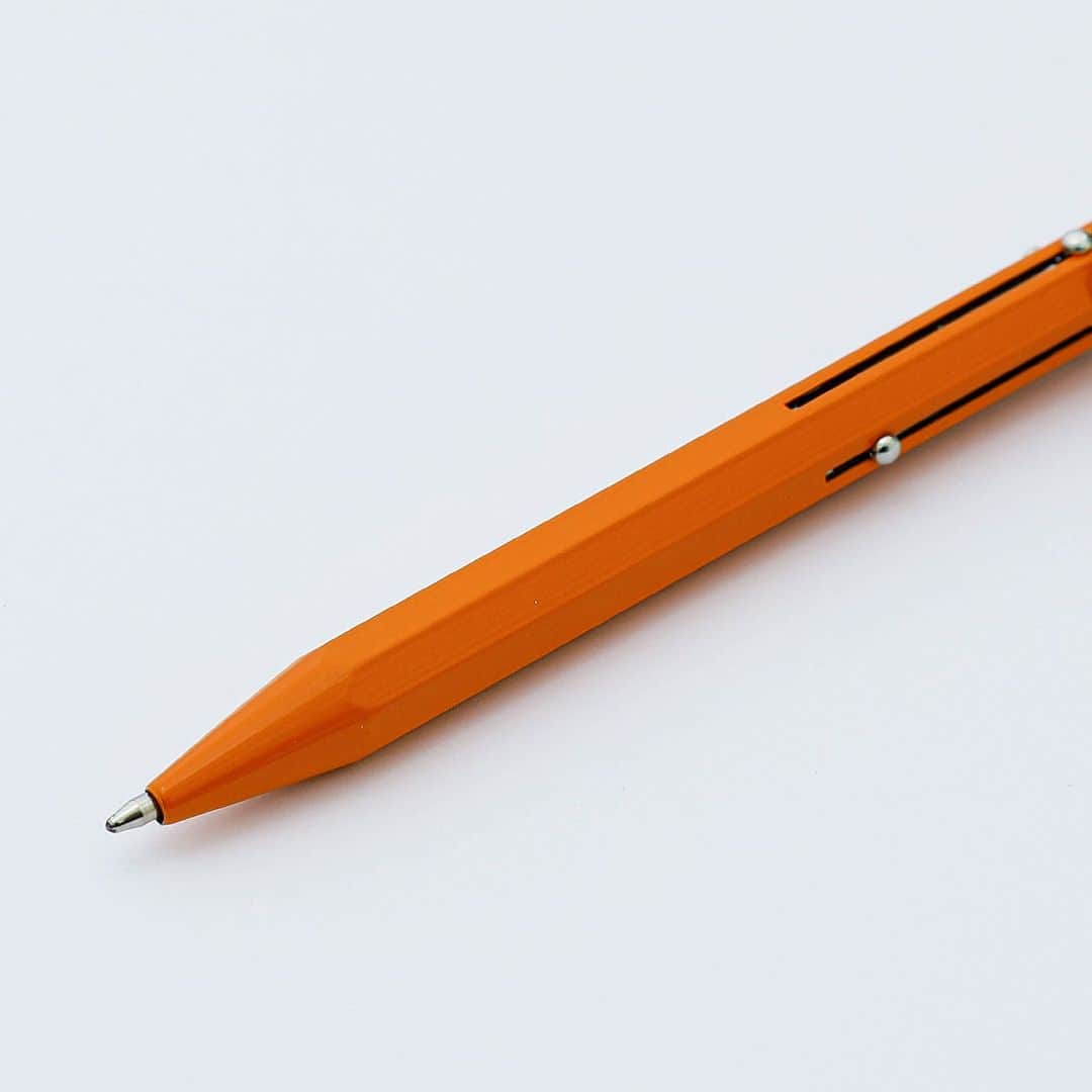 HIGHTIDE/ハイタイドさんのインスタグラム写真 - (HIGHTIDE/ハイタイドInstagram)「洗練されたシンプルなデザインの4色ボールペン。 イタリアからやってきた、リピーターの多い隠れたロングセラーアイテムです。  少し太めの鉛筆のような軸は持ちやすく、スチール製の程よい重量感で安定した書き心地。 ブラック・レッド・ブルー・グリーンの4色を書き分けられる機能的な多色ペンながら、上質な雰囲気で、シーンを選ばずご使用頂けます。  ボディカラーは全8色展開です。  @hightide_japan  #hightide #4colorsballpointpen #ballpointpen #pens #pen #wilson #madeinitaly #stationery #stationeryaddict #ハイタイド #4色ボールペン #多色ボールペン #ボールペン #ペン #ウィルソン #イタリア製 #文房具 #文具」4月20日 12時27分 - hightide_japan
