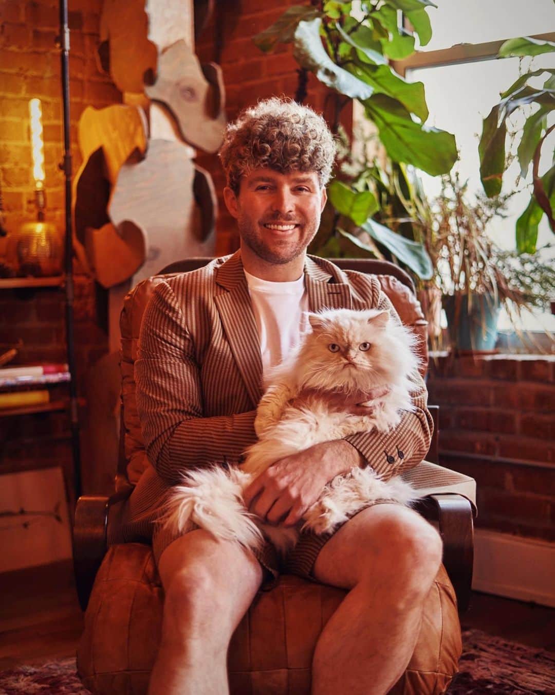 ティモウェイランドのインスタグラム：「☝🏼When the grumpiest guardcat is on-duty 🤍 @prof.fang123 📸 by the brilliant @troyhallahan & new TW khaki seersucker short suit & white structured cotton tee coming soon in-store & online! @groupe.nyc #comingsoon #tailoring」