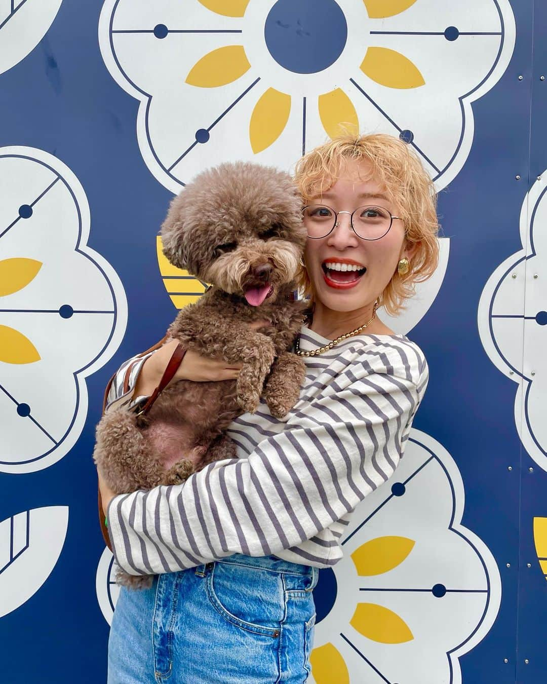 くまみきのインスタグラム：「もじゃも一緒にお出かけ〜🐶🧡 ムーミンバレーパークに行ってきました✨ メルヘンかと思いきや色々衝撃的で面白かったのでぜひYouTube動画で楽しんでください🤣笑  ムーミンバレーパークは犬もOKだし、パークが入ってるメッツァビレッジの中にはドッグランもあってたっぷり楽しめました！というか時間足りなかったのでまた行きたいです😂🧡！  #犬とお出かけ #犬と旅行 #ムーミン #ムーミンバレーパーク #メッツァビレッジ #埼玉観光 #家族旅行」