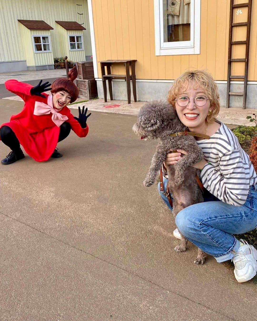 くまみきさんのインスタグラム写真 - (くまみきInstagram)「もじゃも一緒にお出かけ〜🐶🧡 ムーミンバレーパークに行ってきました✨ メルヘンかと思いきや色々衝撃的で面白かったのでぜひYouTube動画で楽しんでください🤣笑  ムーミンバレーパークは犬もOKだし、パークが入ってるメッツァビレッジの中にはドッグランもあってたっぷり楽しめました！というか時間足りなかったのでまた行きたいです😂🧡！  #犬とお出かけ #犬と旅行 #ムーミン #ムーミンバレーパーク #メッツァビレッジ #埼玉観光 #家族旅行」4月20日 12時30分 - kumamiki