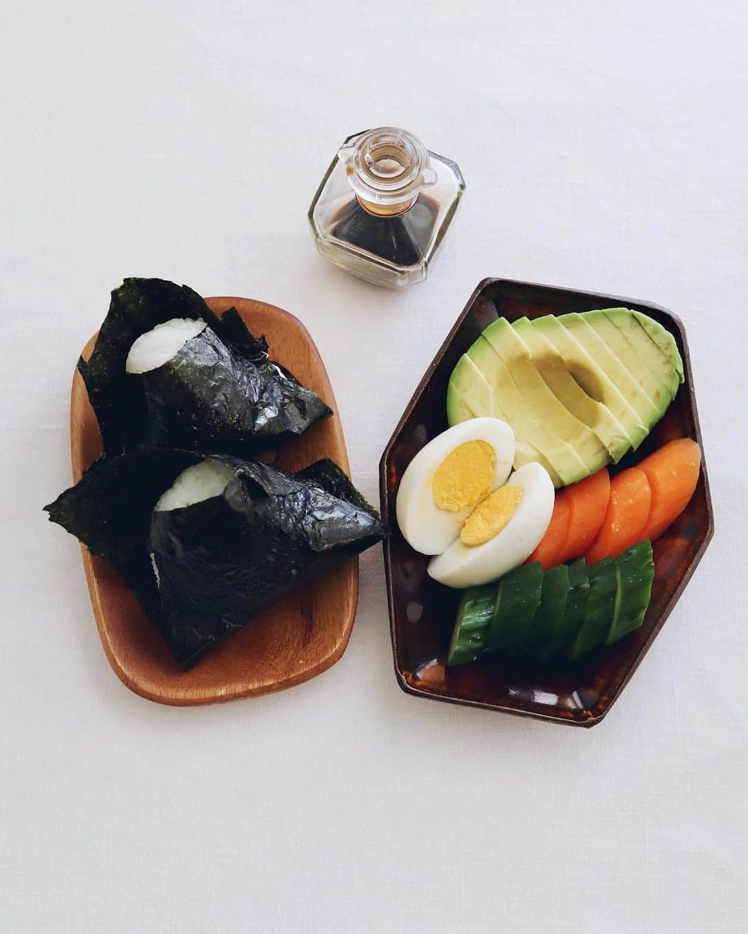 樋口正樹のインスタグラム：「Today's Lunch 🍙 🥑 . 昼ご飯に鮭おにぎりと、 浅めのぬか漬け４種で キュウリとニンジンと アボカドとゆでたまご😋 . . . #おにぎり #ぬか漬け #お昼ごはん #ぬか漬け #アボカド #ゆでたまご」