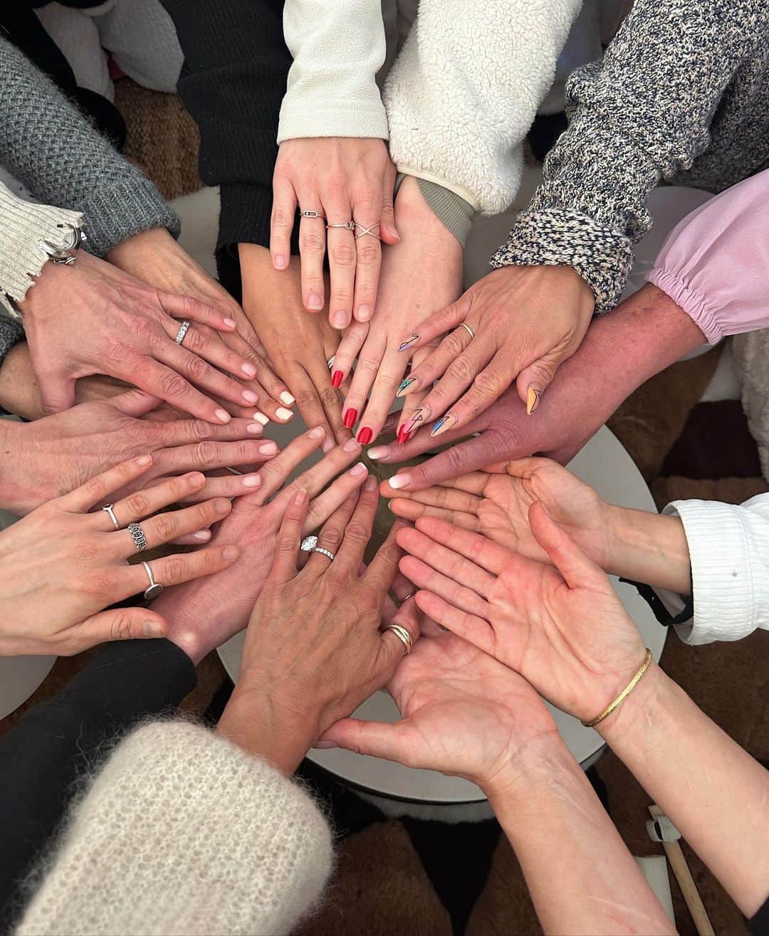 ブルック・バークさんのインスタグラム写真 - (ブルック・バークInstagram)「I'm times of challenge & pain, look for helpers. They are everywhere. Knowing when to lend a hand, and when to take one is strength. I'm holding the Westlake community in prayer & loving light. 🙏🏼✨👭👫👬 #community Sisterhood Circle」4月20日 12時33分 - brookeburke