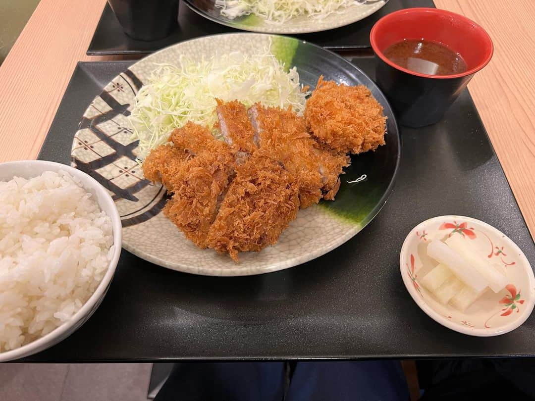 かこさんのインスタグラム写真 - (かこInstagram)「とんかつまるやさん🐷 定食とカツカレー🍛メンチカツと海老カツも追加トッピング！！揚げ物ってなんでこんなに美味しいんやろう🫠🫠🫠カツと白米との比率難し過ぎて絶対に成功しやん。笑 #とんかつ #とんかつまるや #カツカレー #カツ #定食 #カレー #カレーライス #먹방 #대식가 #먹팔 #먹팔해요 #먹스타그램 #大食い #双子 #はらぺこツインズ  #大胃王 #モッパン #ความตะกละ #Ham ăn #gula」4月20日 12時36分 - harapeko__kako