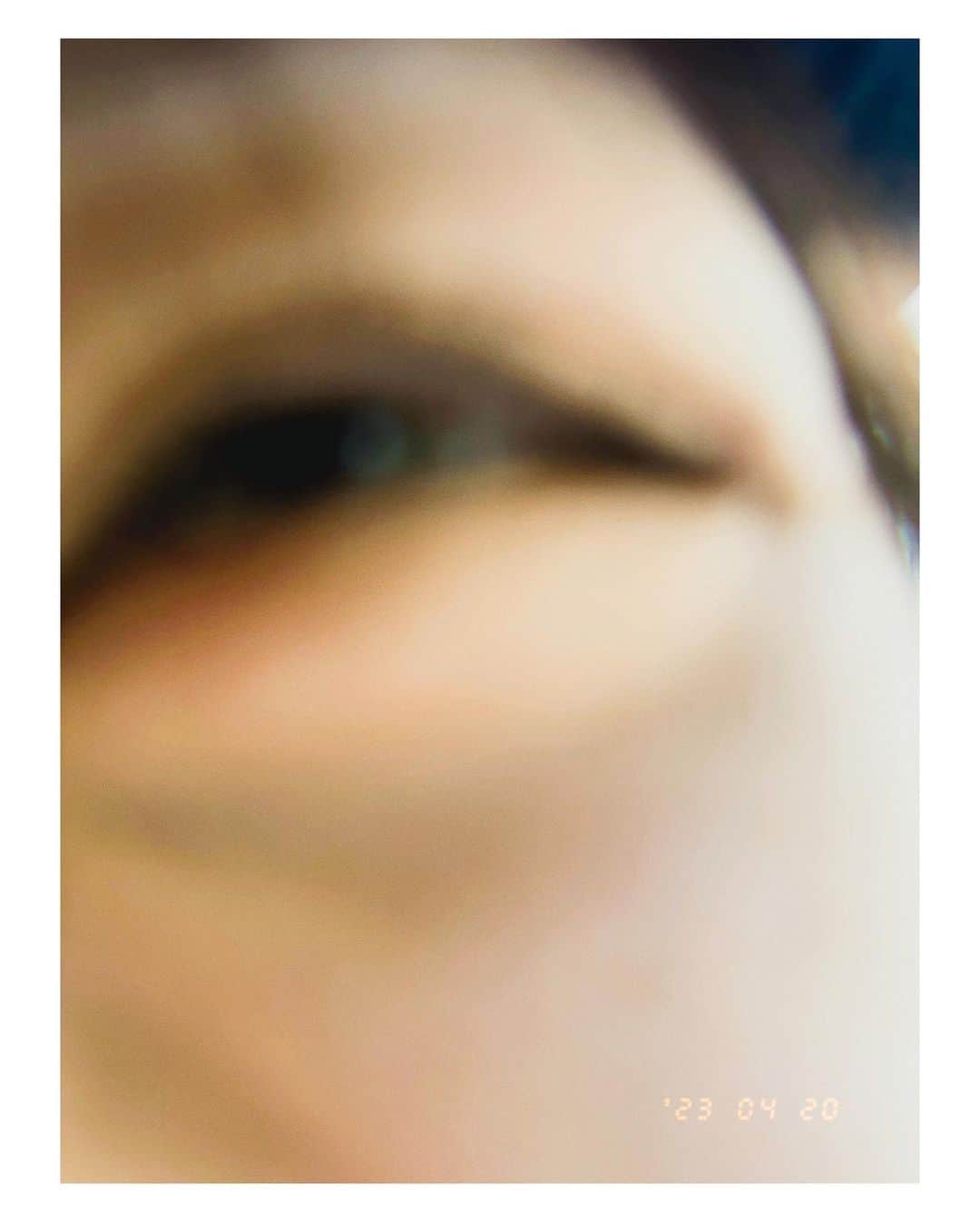 岡本静香さんのインスタグラム写真 - (岡本静香Instagram)「まんまる（娘）が最近、写真を撮ってくれるのだけど、どんどん寄るのがお決まりで、最後はもはや目のみ」4月20日 12時42分 - shizucat