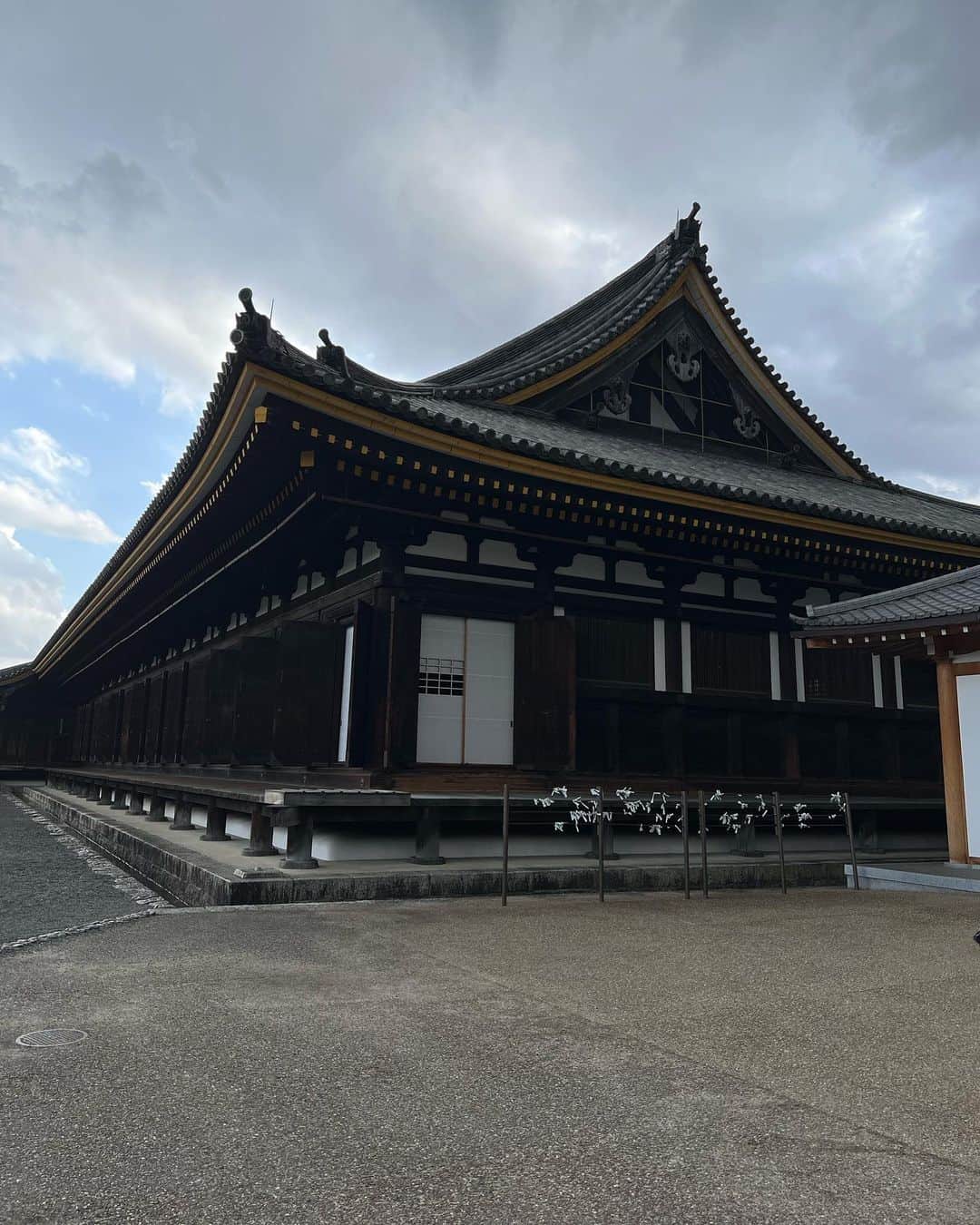 君島みおさんのインスタグラム写真 - (君島みおInstagram)「京都へ行ってきました。 お寺や神社やお城は写真ではお伝えできない大きさ、広さで圧巻でした。 品があって素敵な街✨ また行きたいです。 これからも頑張って生きよう。  #京都#三十三間堂#二条城#東寺#祇園」4月20日 12時42分 - mio.kimijima_